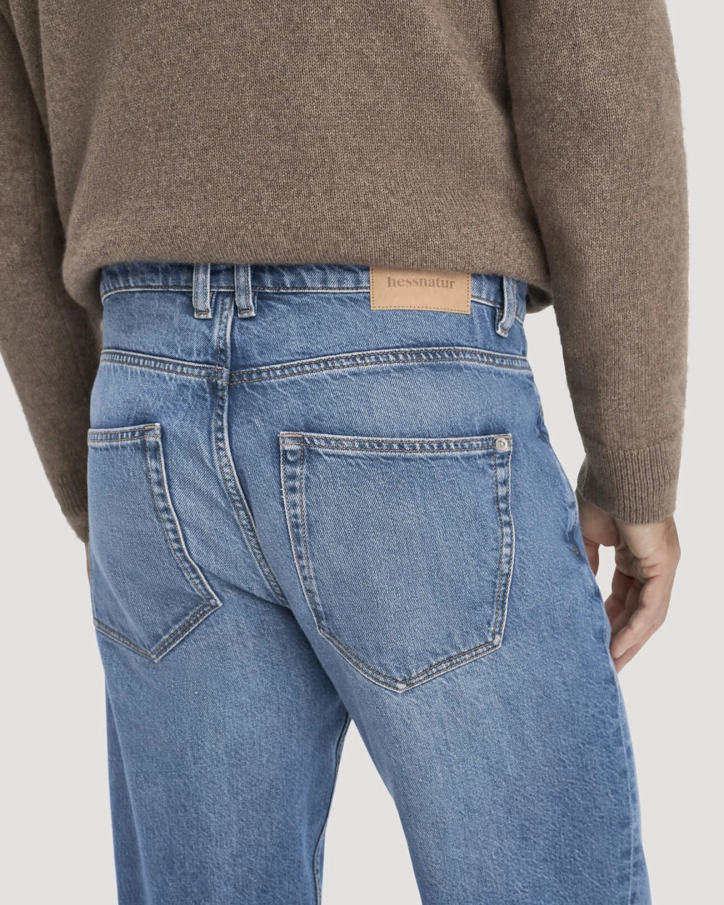 hessnatur Herren Jeans MADS Relaxed Tapered aus Bio-Denim - blau - Größe 32/32 – Ansicht 3