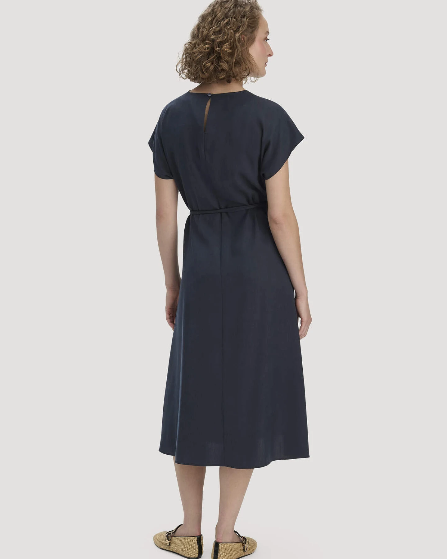hessnatur Damen Gewebe Kleid mit Wickeloptik Midi aus TENCEL™ Lyocell - blau - Größe 34 – Ansicht 2