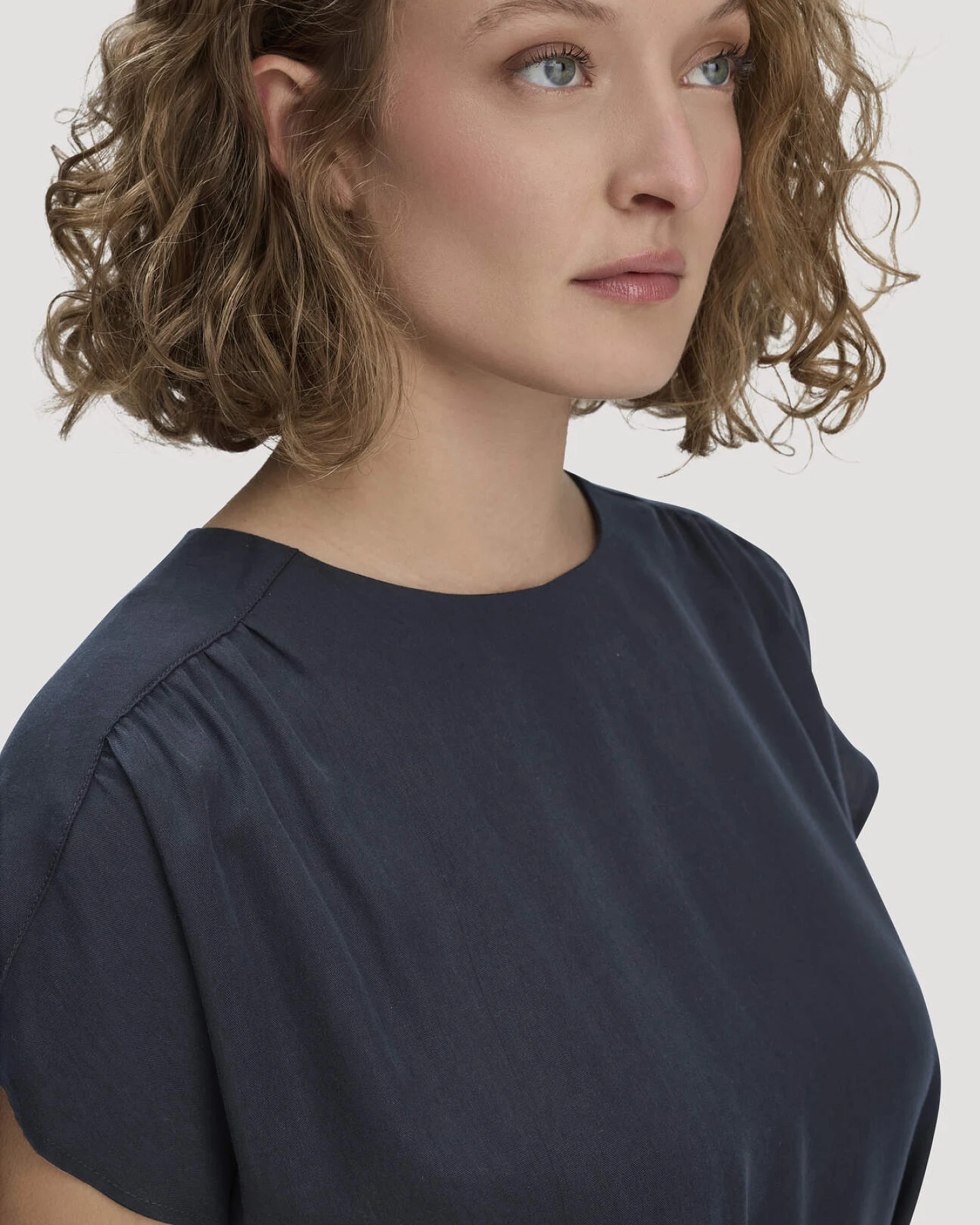 hessnatur Damen Gewebe Kleid mit Wickeloptik Midi aus TENCEL™ Lyocell - blau - Größe 34 – Ansicht 3