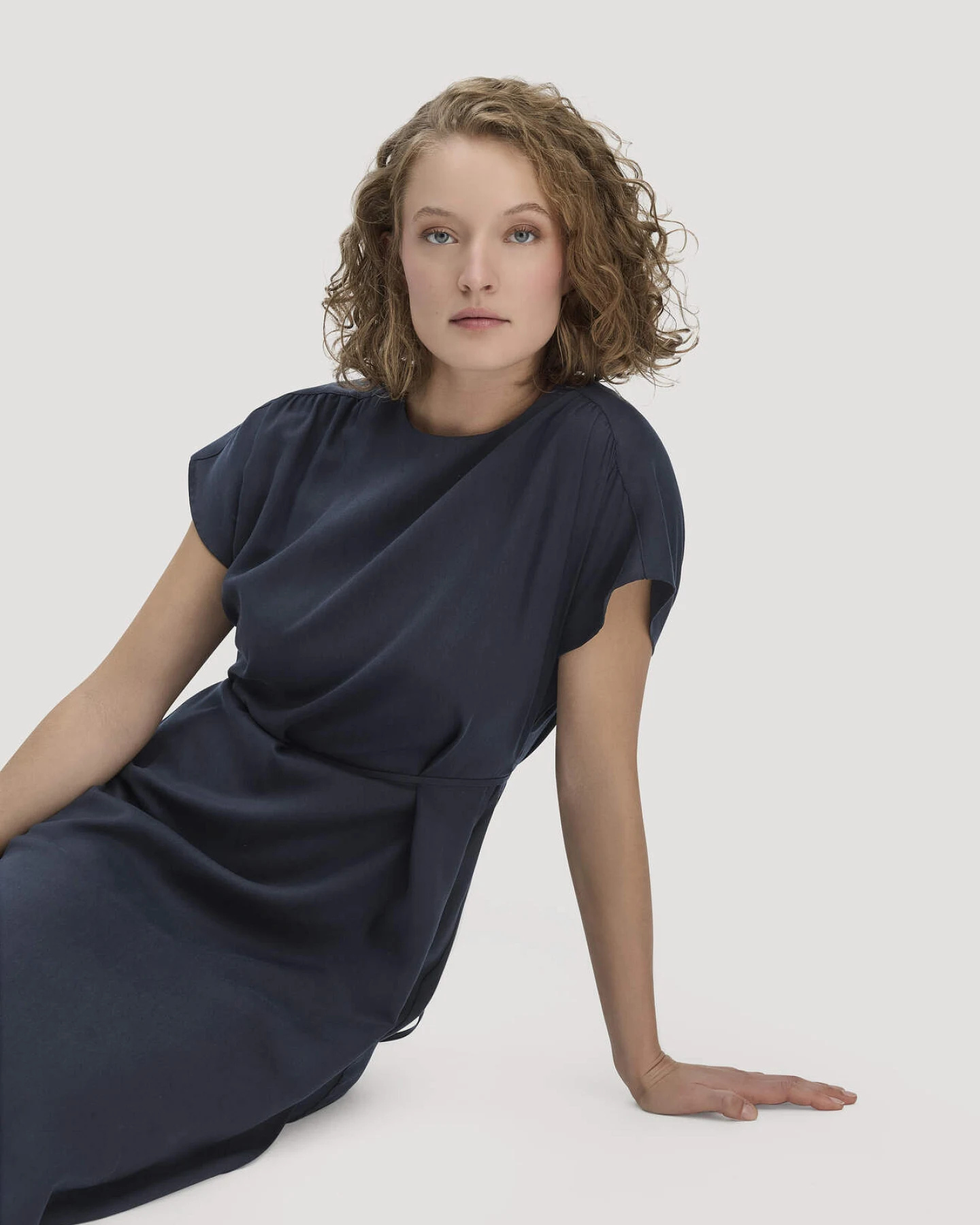 hessnatur Damen Gewebe Kleid mit Wickeloptik Midi aus TENCEL™ Lyocell - blau - Größe 34 – Ansicht 4