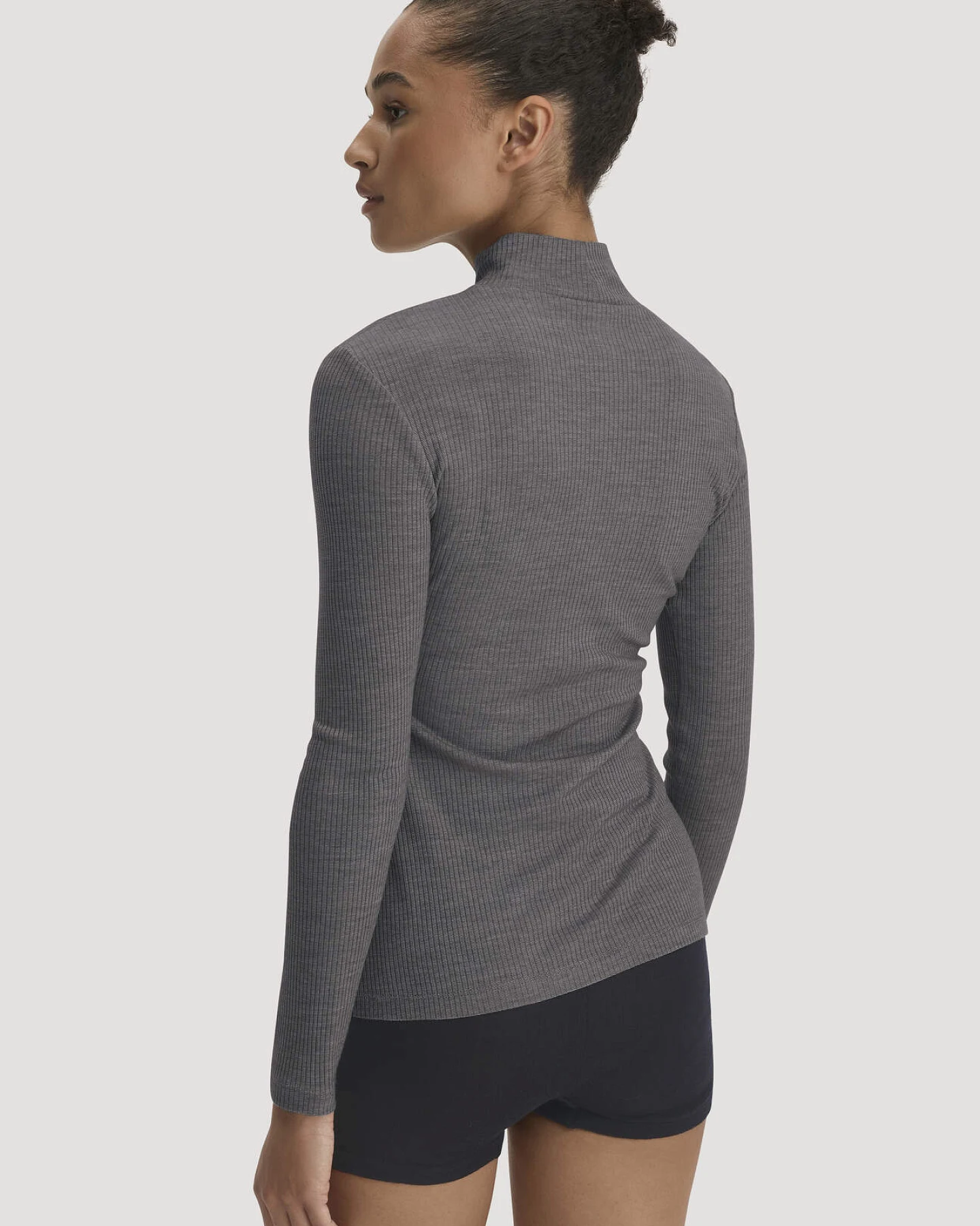 hessnatur Damen Mock-Neck Longsleeve WARM TOUCH aus Bio-Schurwolle und TENCEL™ Lyocell - grau - Größe 36 – Ansicht 2