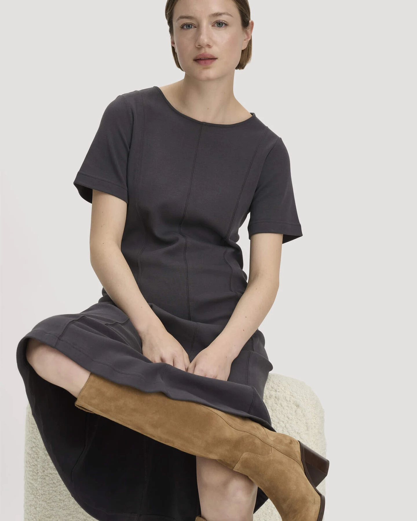 hessnatur Damen Jersey Kleid Kniebedeckend Slim aus Bio-Baumwolle - grau - Größe 38 – Ansicht 4