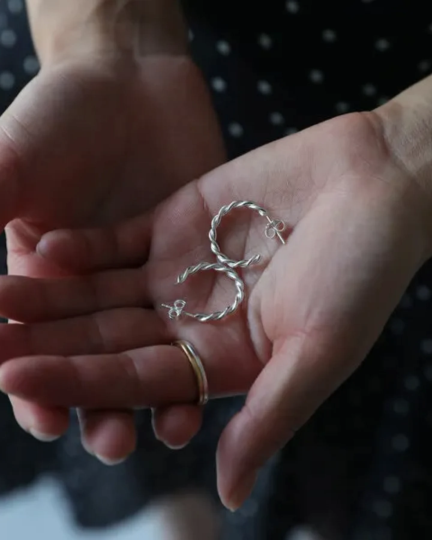 BELLYBIRD Jewellery CREOLEN - TWIST, gedrehtes, offenes Design, glänzende Oberfläche, 925 Silber – Ansicht 4