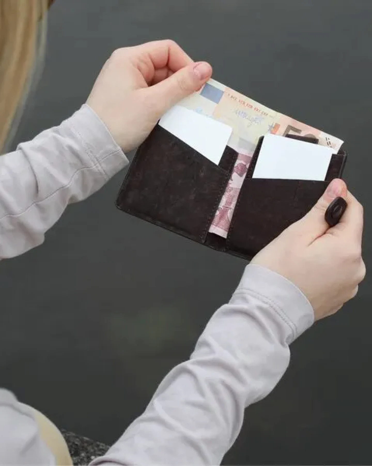 Sperling "Minimal" veganes Kartenetui / Mini-Geldbörse aus Kork & recyceltem Ecobend mit RFID-Schutz – Ansicht 3