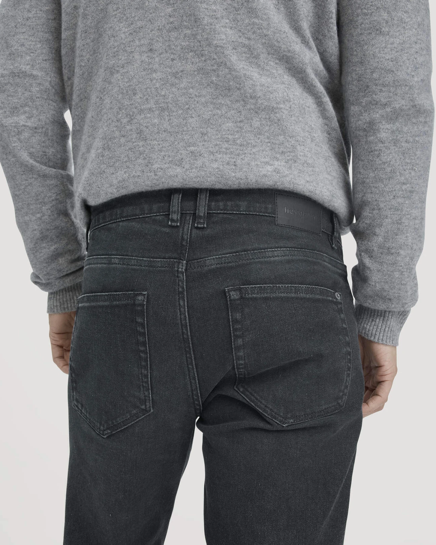 hessnatur Herren Jeans BEN Regular Straight BETTER RECYCLING aus Bio-Denim - schwarz - Größe 34/34 – Ansicht 3