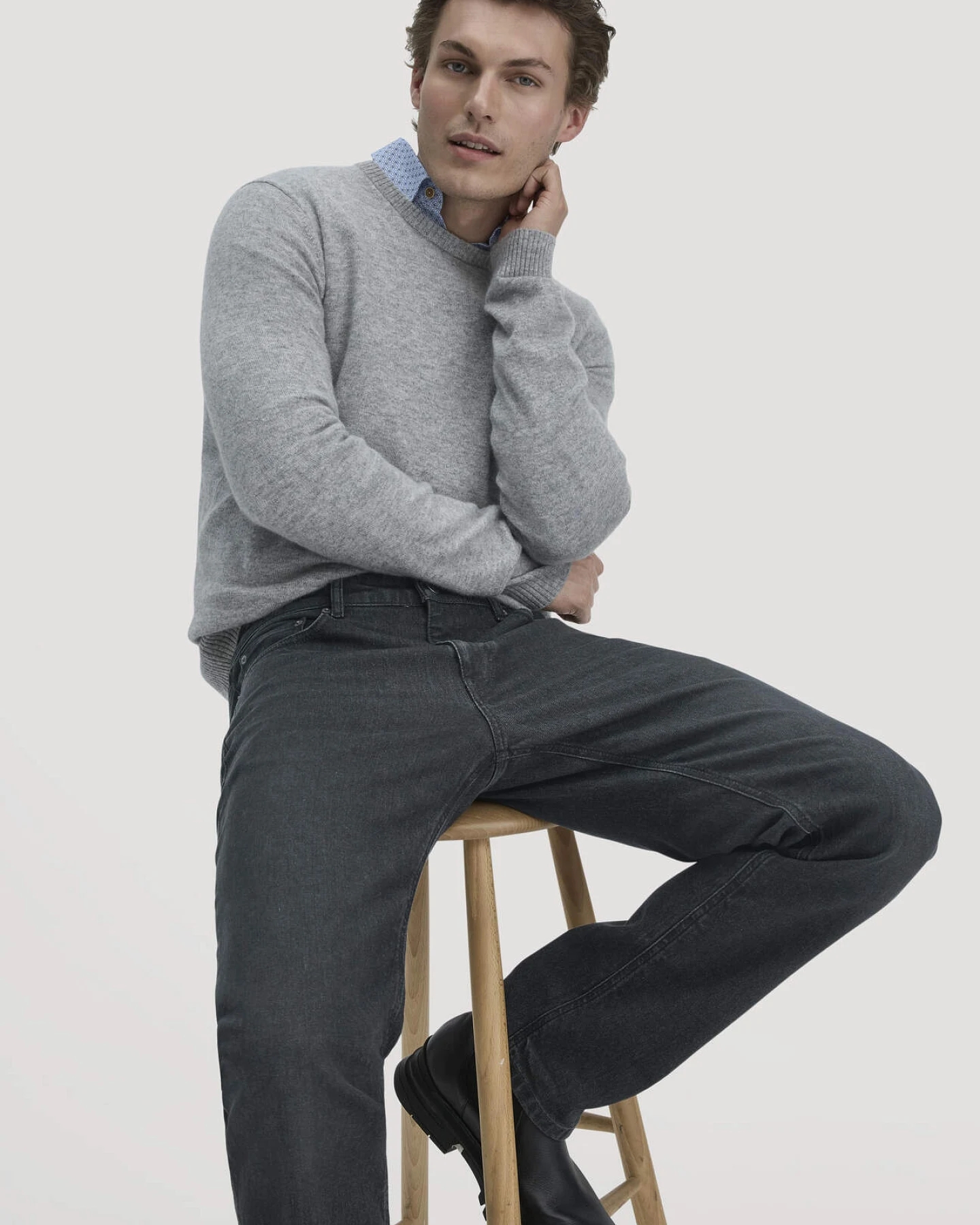 hessnatur Herren Jeans BEN Regular Straight BETTER RECYCLING aus Bio-Denim - schwarz - Größe 34/34 – Ansicht 4