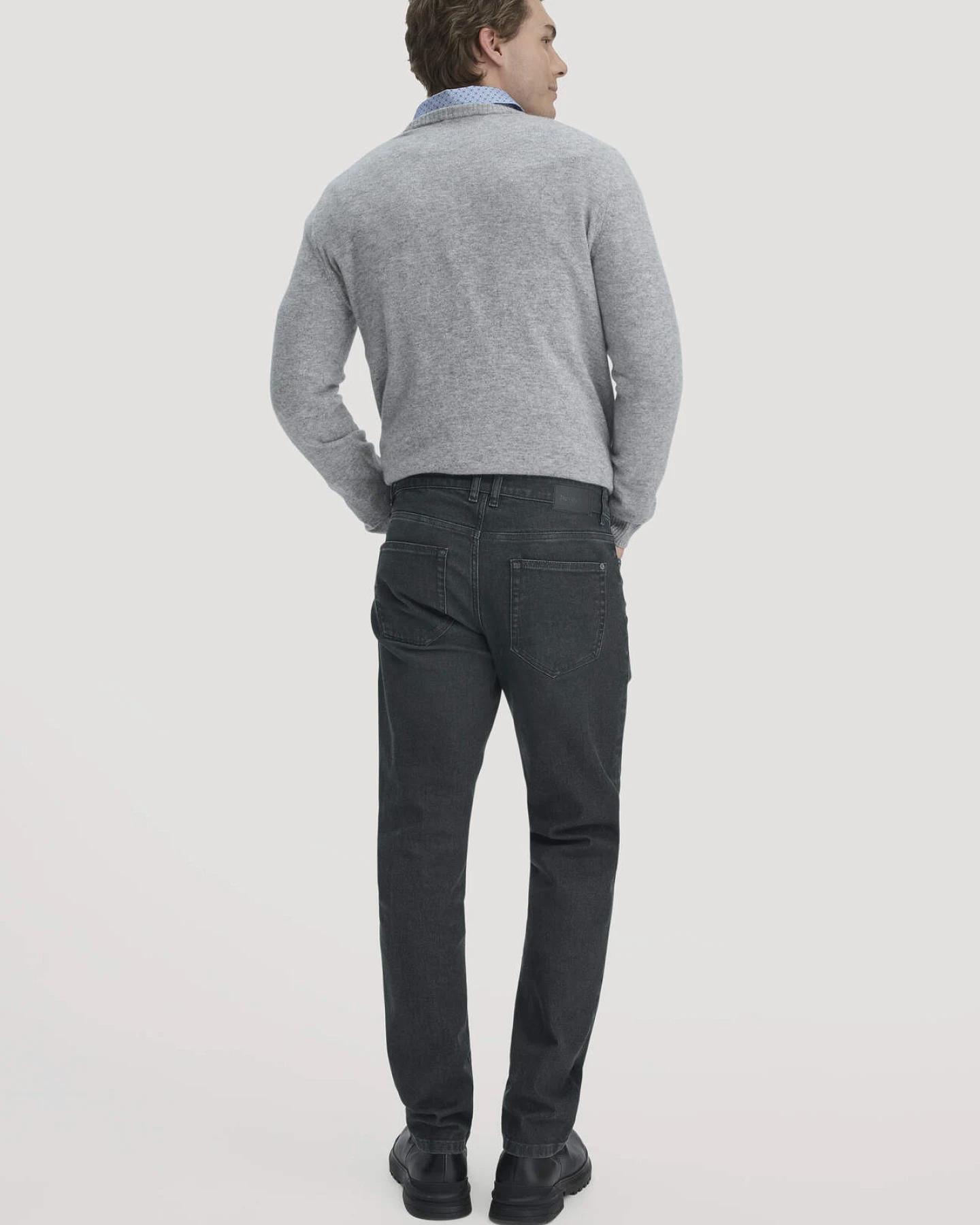 hessnatur Herren Jeans BEN Regular Straight BETTER RECYCLING aus Bio-Denim - schwarz - Größe 33/34 – Ansicht 2