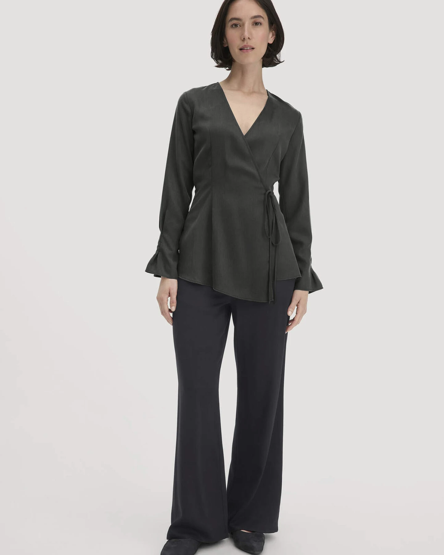 hessnatur Damen Wickelbluse Regular aus TENCEL™ Lyocell - grün - Größe 38 – Ansicht 2