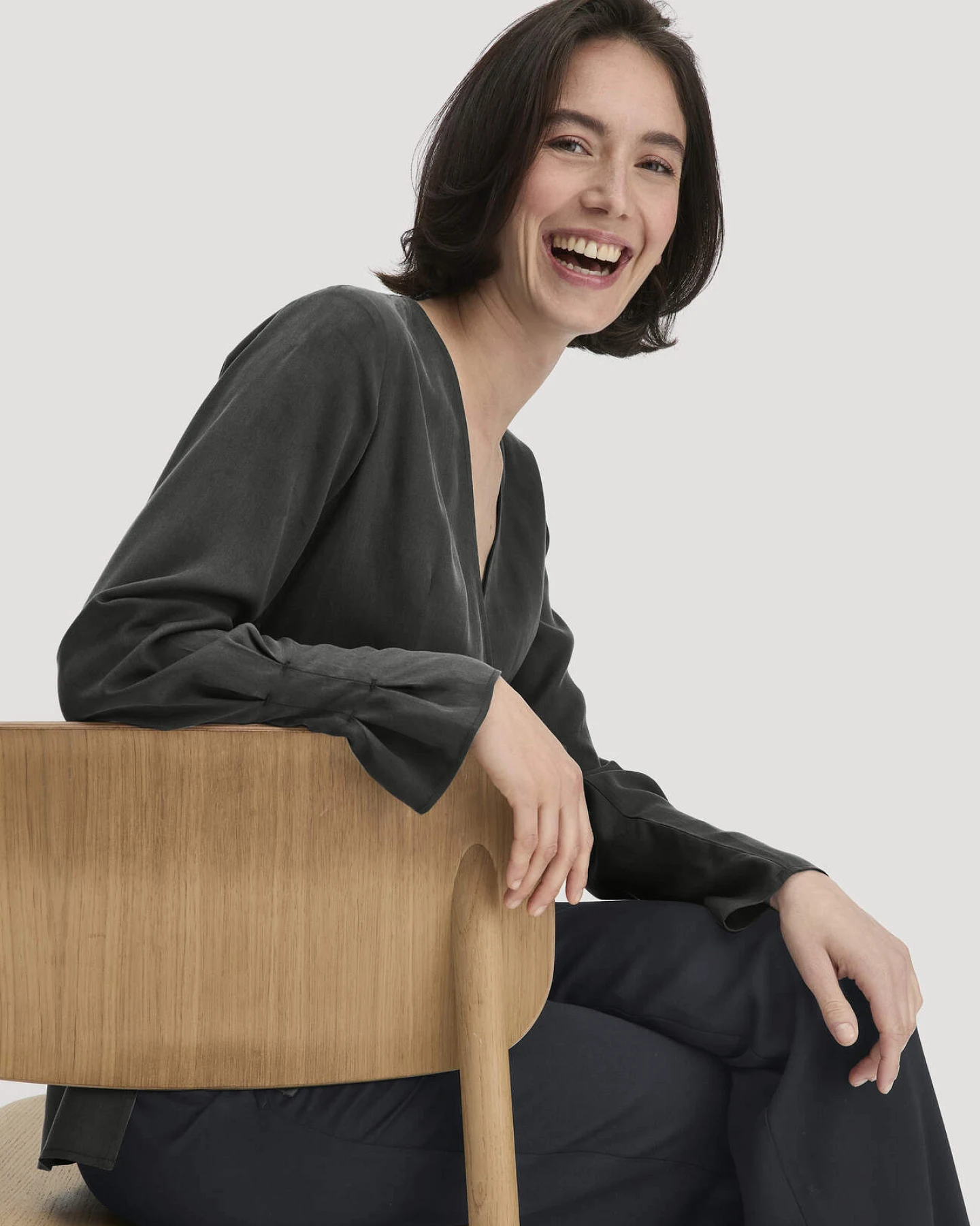 hessnatur Damen Wickelbluse Regular aus TENCEL™ Lyocell - grün - Größe 38 – Ansicht 4