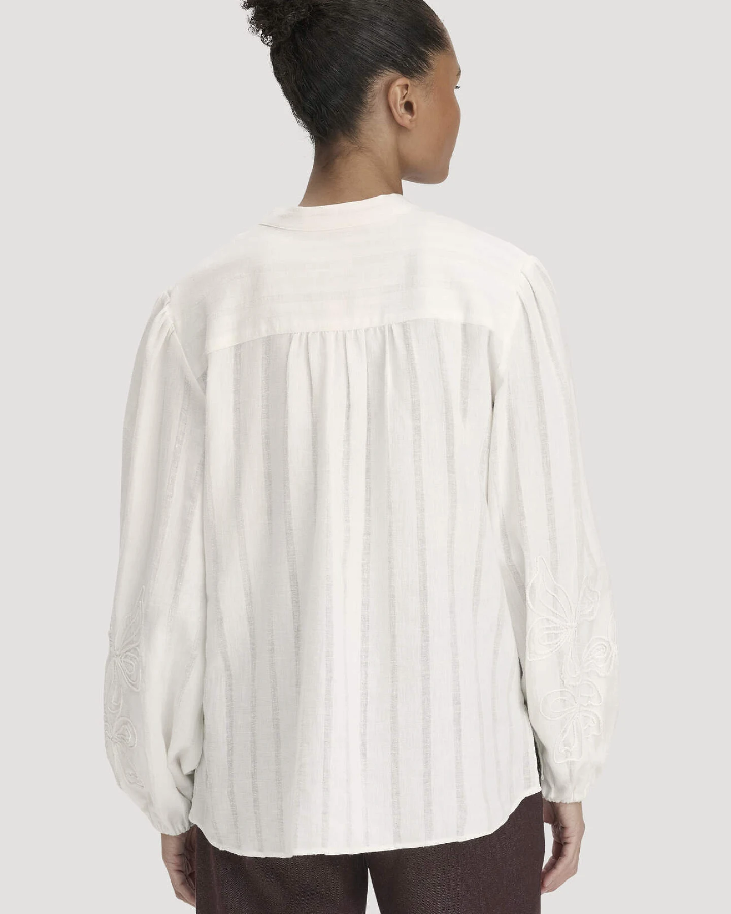 hessnatur Damen Embroidery Bluse Relaxed aus Bio-Baumwolle mit Leinen - weiß - Größe 44 – Ansicht 3