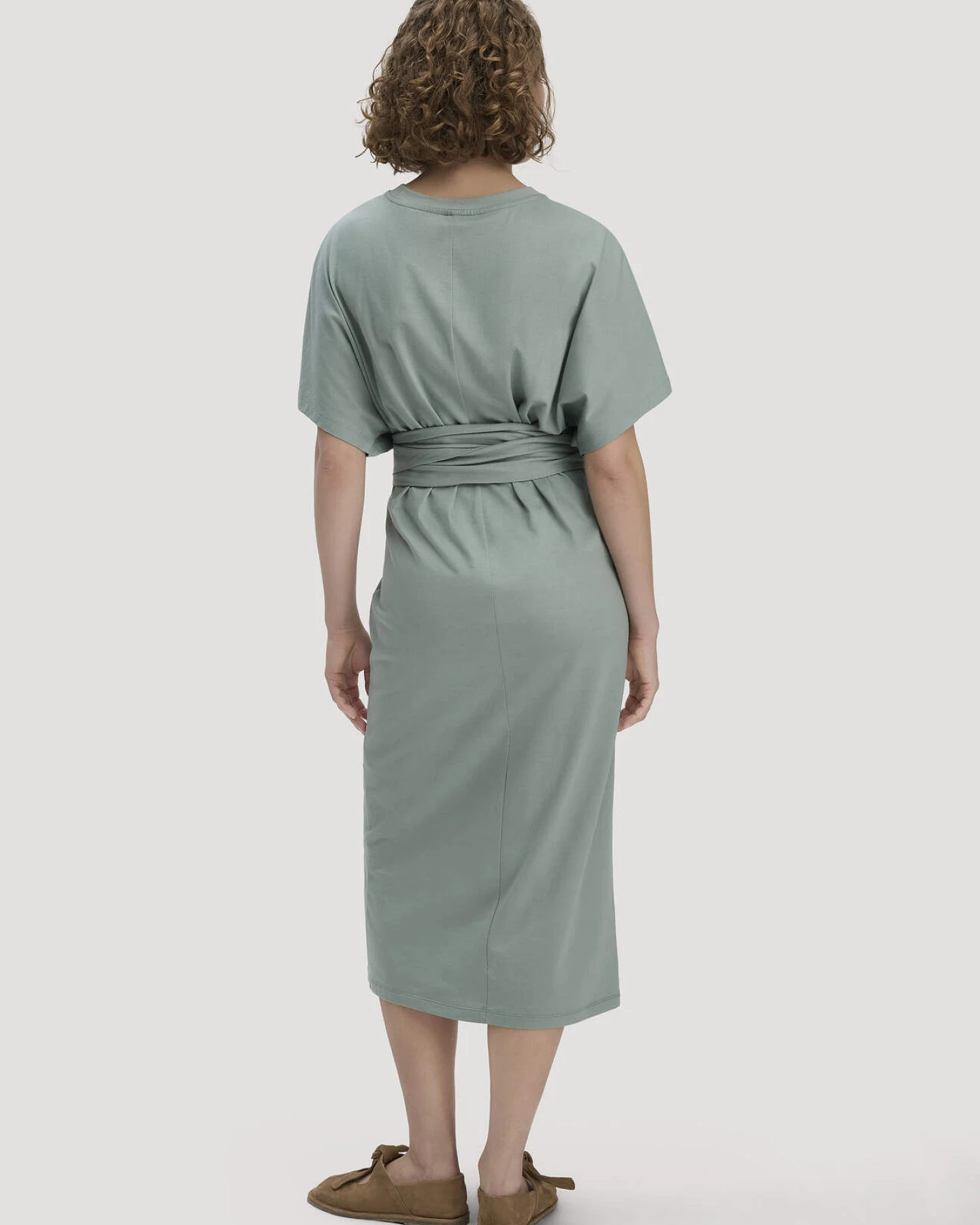 hessnatur Damen Jersey Kleid Midi Oversize aus Bio-Baumwolle - grün - Größe 44 – Ansicht 2