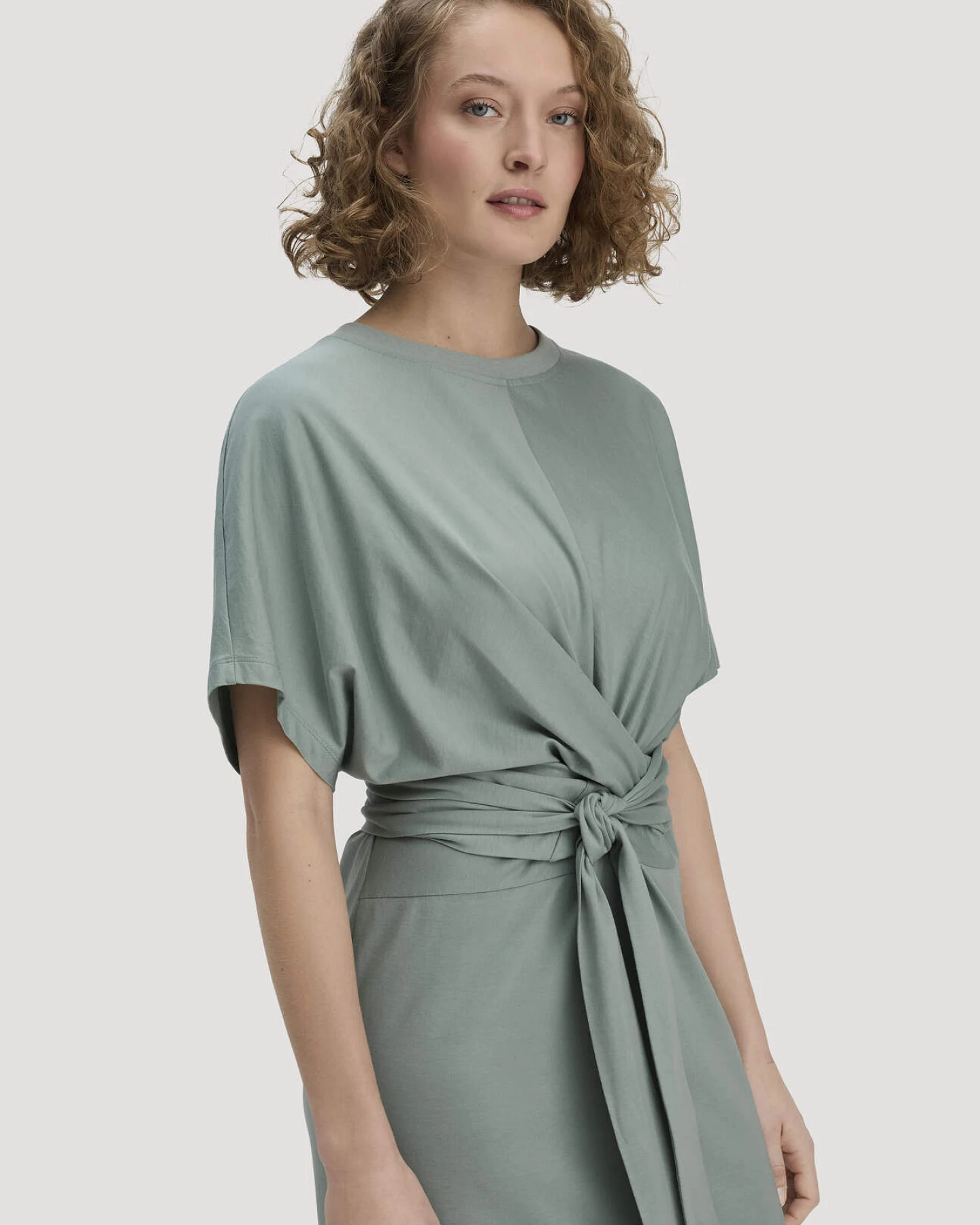 hessnatur Damen Jersey Kleid Midi Oversize aus Bio-Baumwolle - grün - Größe 44 – Ansicht 4
