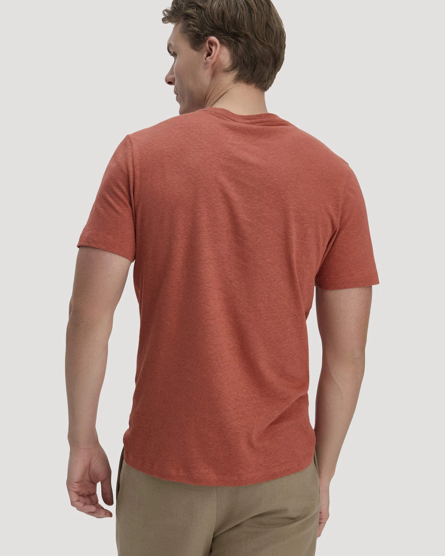 hessnatur Herren T-Shirt Regular aus Leinen und Bio-Baumwolle - braun - Größe 56 – Ansicht 3