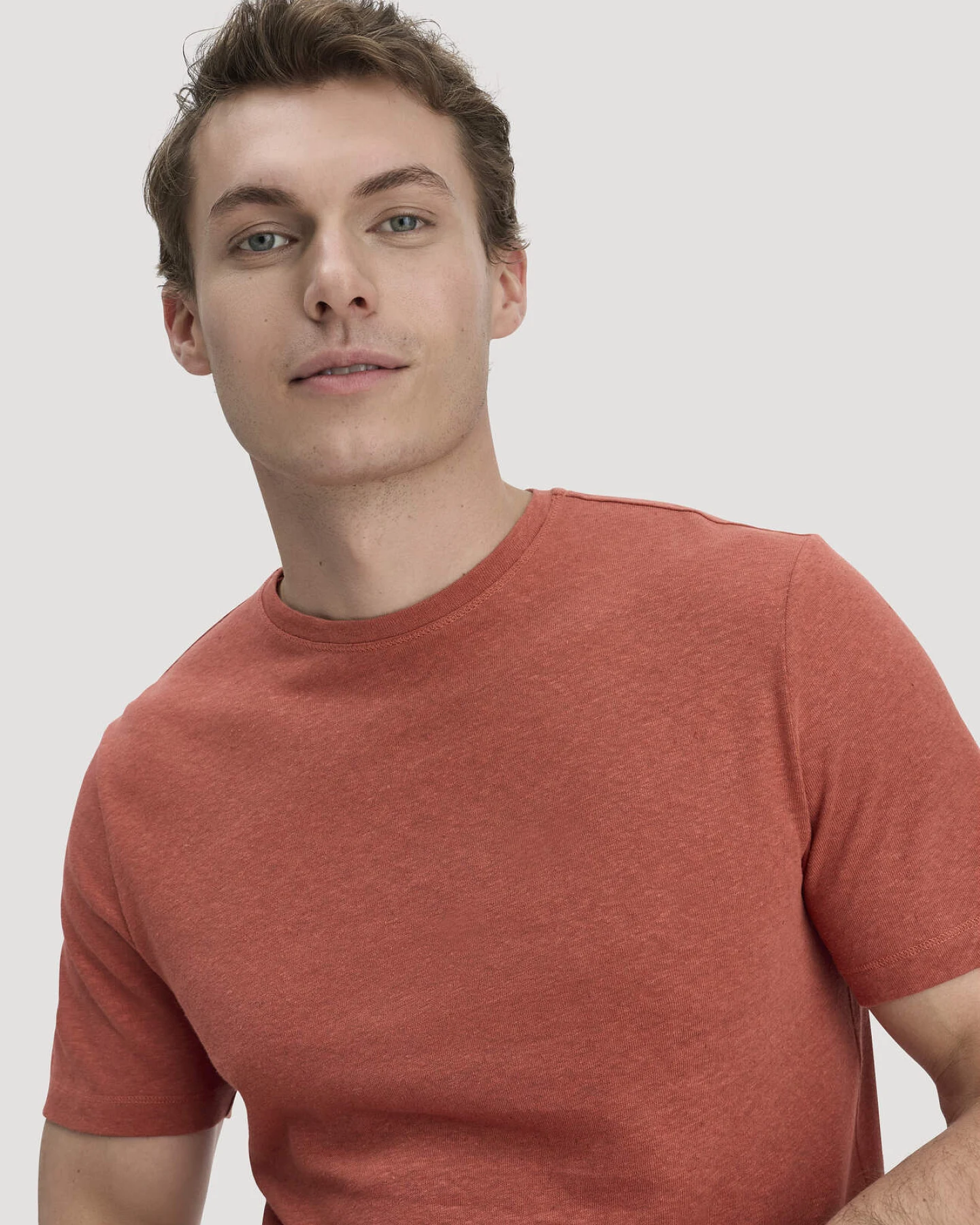 hessnatur Herren T-Shirt Regular aus Leinen und Bio-Baumwolle - braun - Größe 46 – Ansicht 4