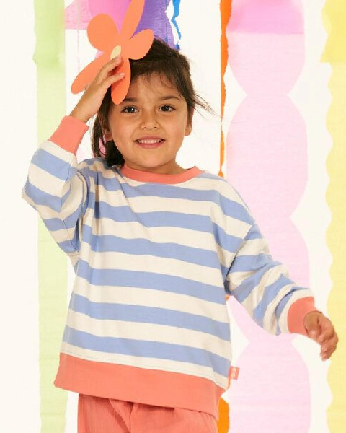 Sense Organics Kinder Sweatshirt blau-weiß geringelt, Modell DARI – Ansicht 2