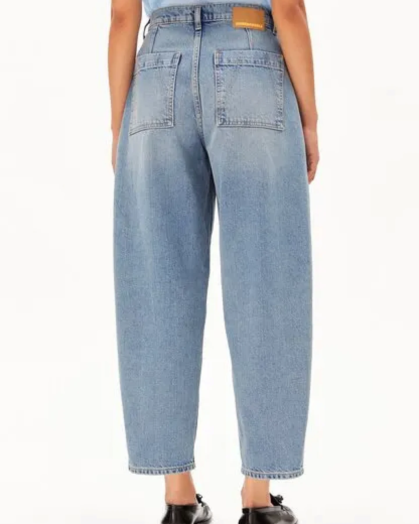 ARMEDANGELS BAARLY CARPENTER BARREL Damen Barrel Leg Jeans aus recycelter Baumwolle – Ansicht 2