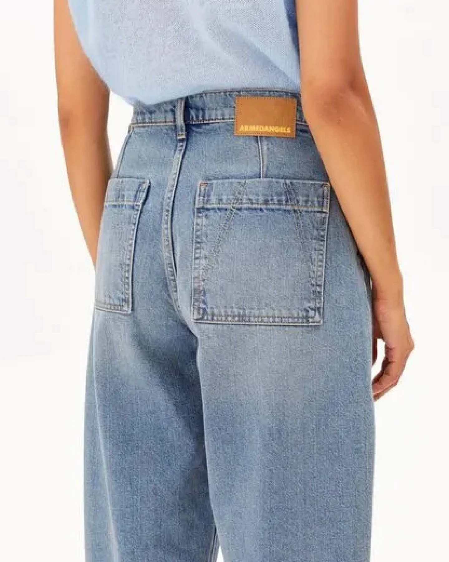 ARMEDANGELS BAARLY CARPENTER BARREL Damen Barrel Leg Jeans aus recycelter Baumwolle – Ansicht 3