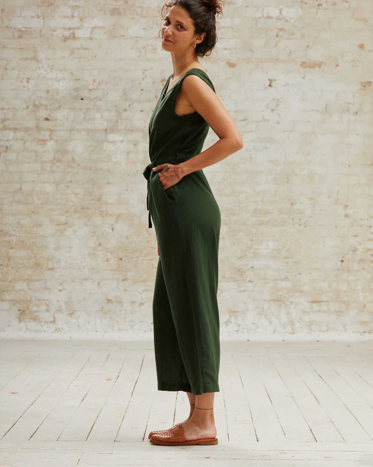 Jyoti - Fair Works Damen vegan Jumpsuit Daksha Olivgrün – Ansicht 2