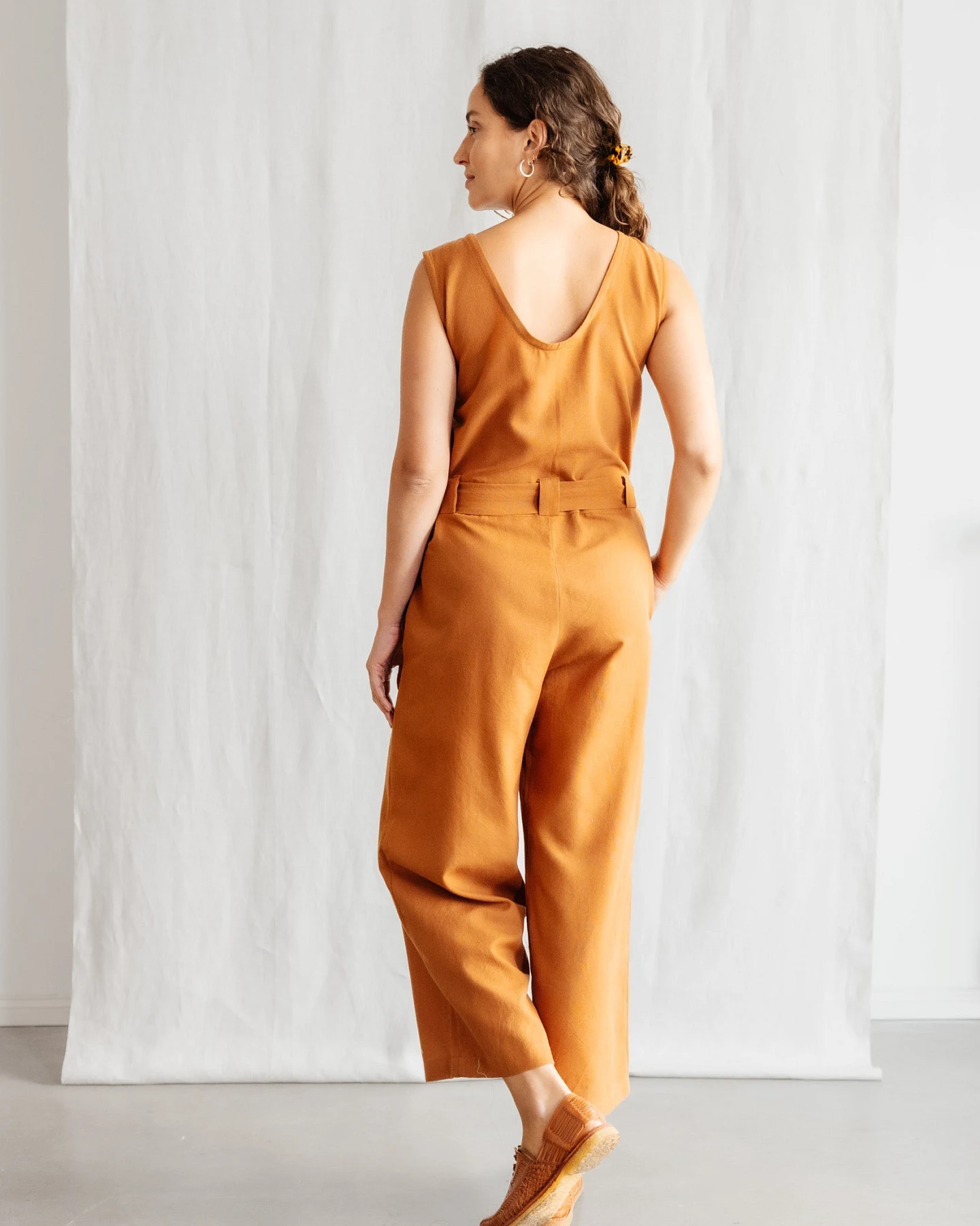 Jyoti - Fair Works Damen vegan Jumpsuit Daksha Haselnuss – Ansicht 2