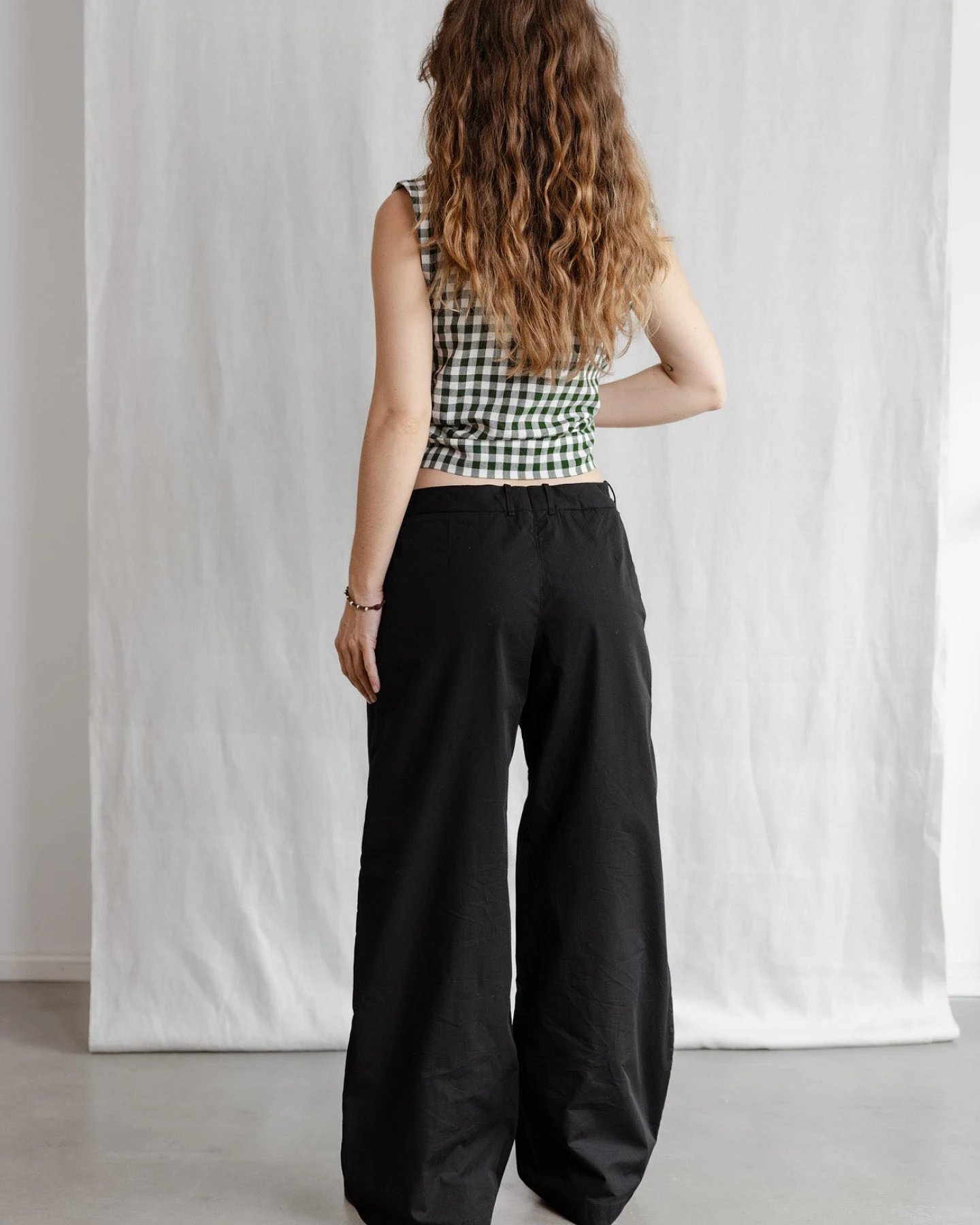 Jyoti - Fair Works Damen vegan Hose Meghana Schwarz – Ansicht 2