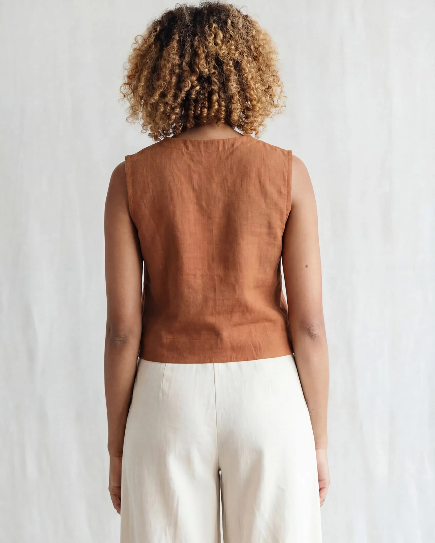 Jyoti - Fair Works Damen vegan Top DIYAn Haselnussbraun – Ansicht 2