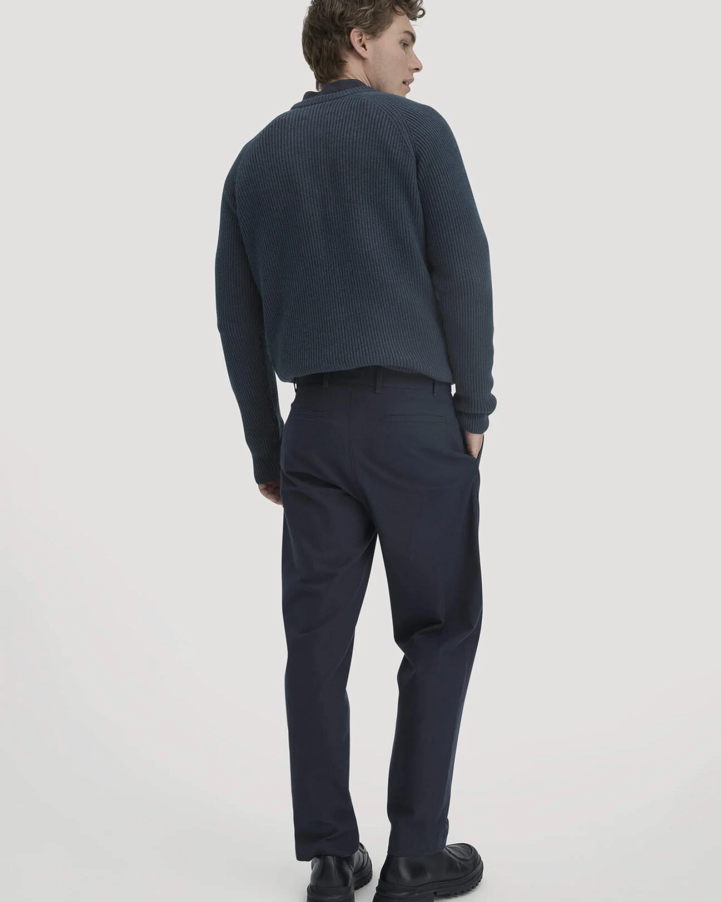 hessnatur Herren Chino RON Relaxed aus Bio-Baumwolle - blau - Größe 34/34 – Ansicht 2