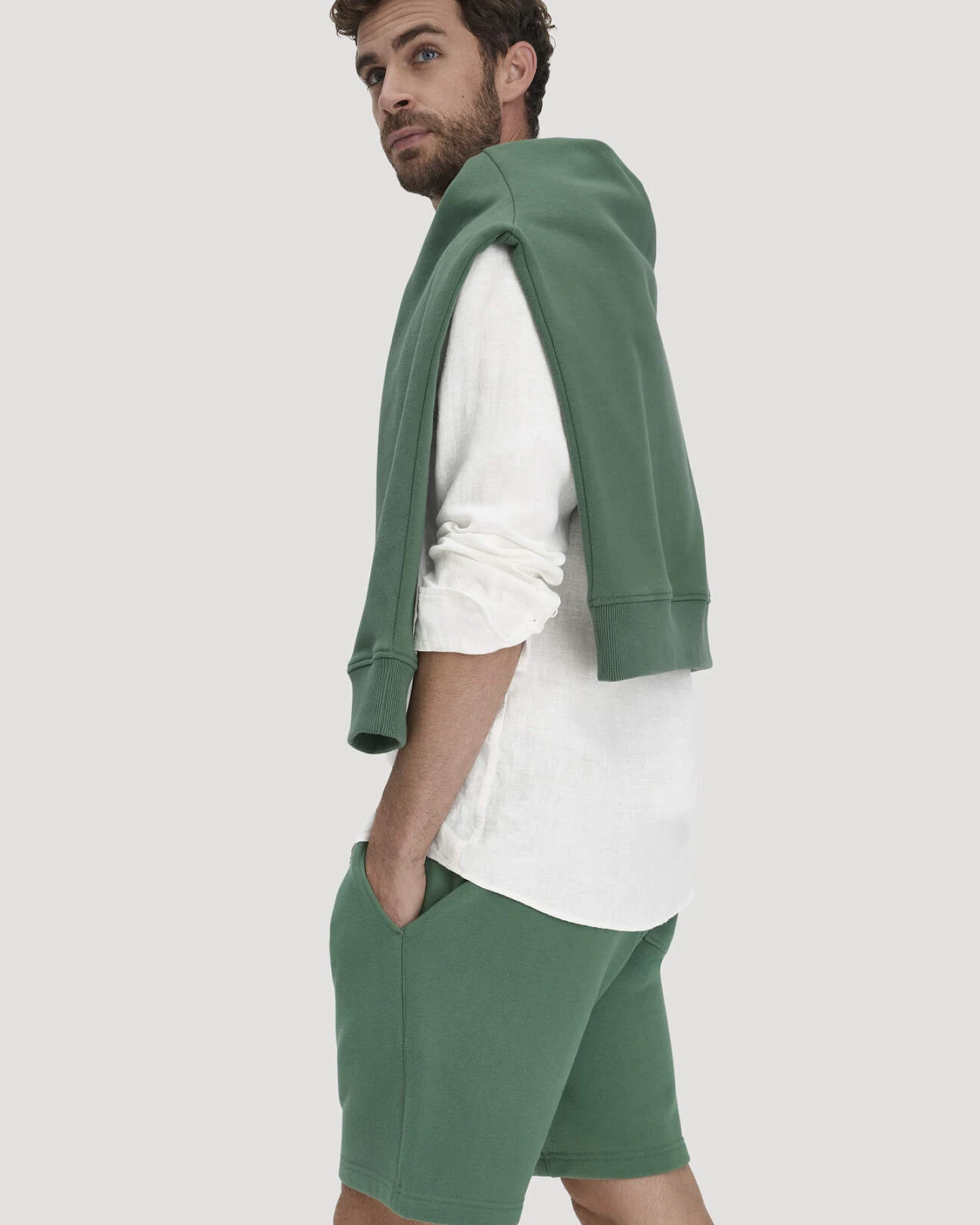 hessnatur Herren Sweat Shorts TRIAS Relaxed BETTER RECYCLING aus Bio-Baumwolle - grün - Größe S – Ansicht 4