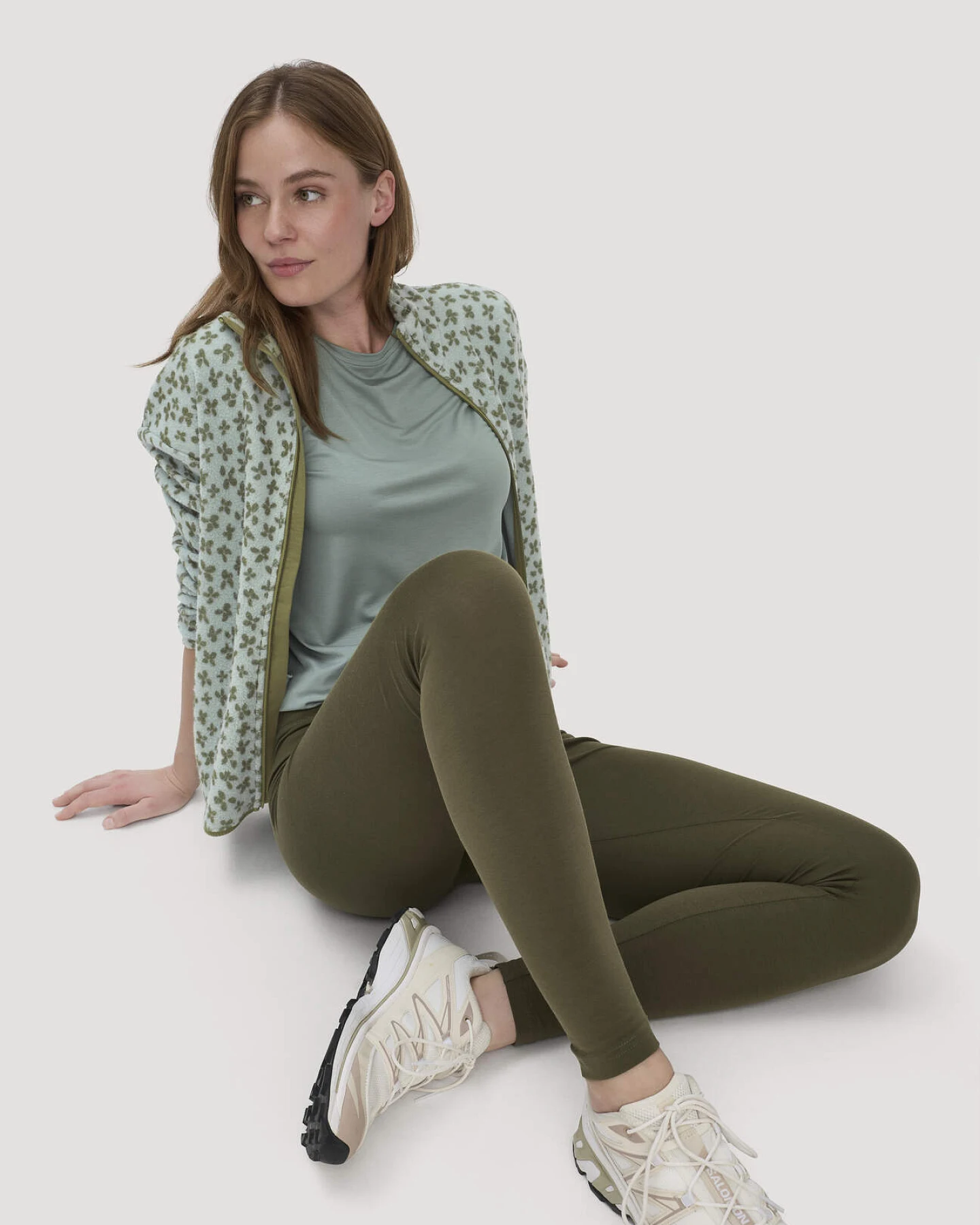 hessnatur Loungewear Leggings Medium Cut ACTIVE LIGHT aus Bio-Baumwolle - grün - Größe XS/l – Ansicht 4