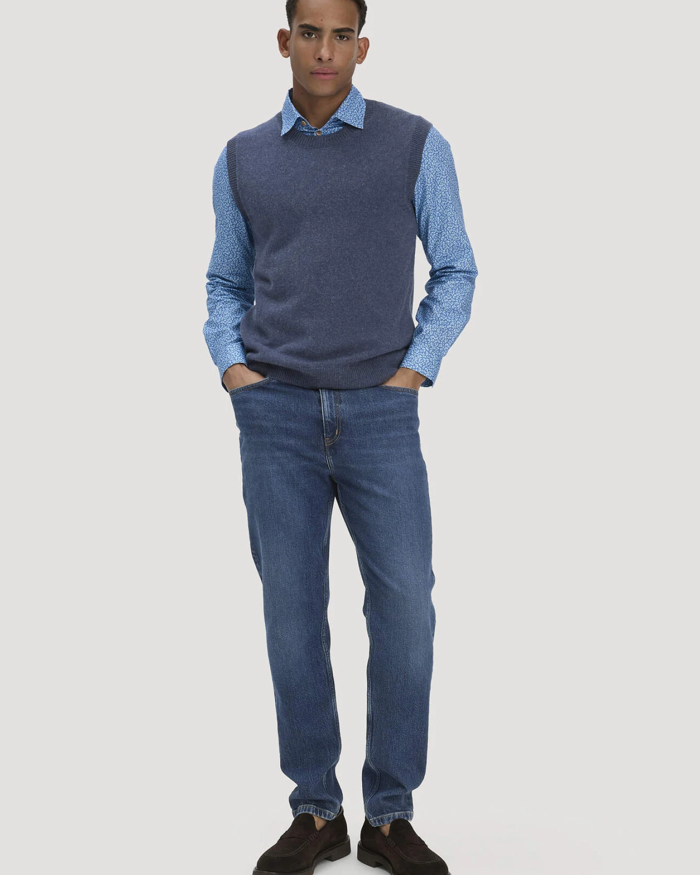 hessnatur Herren Strick Pullunder Regular aus Bio-Merinowolle mit Bio-Baumwolle - blau - Größe L – Ansicht 2