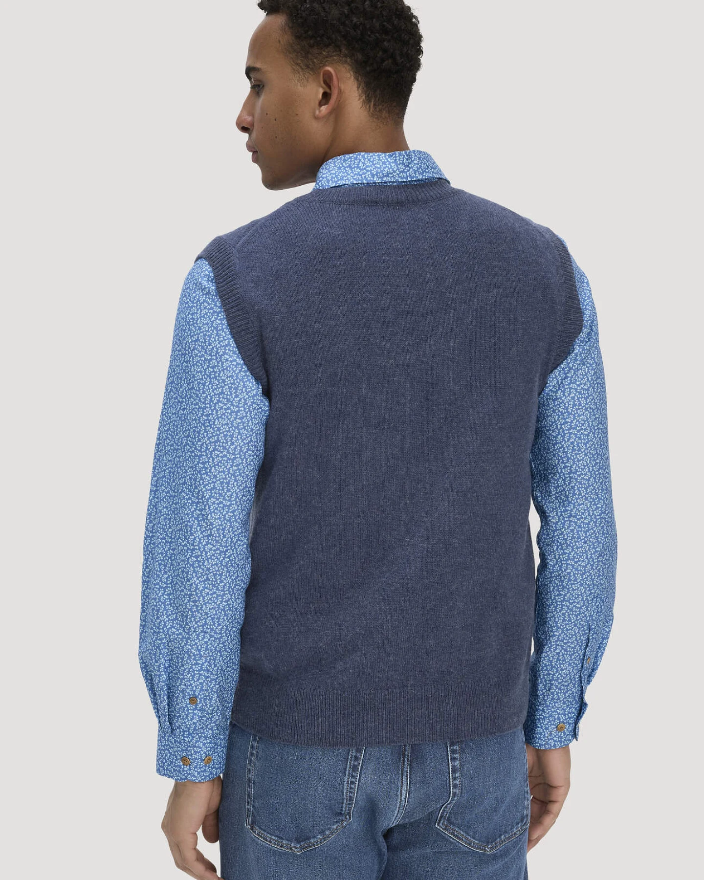 hessnatur Herren Strick Pullunder Regular aus Bio-Merinowolle mit Bio-Baumwolle - blau - Größe L – Ansicht 3