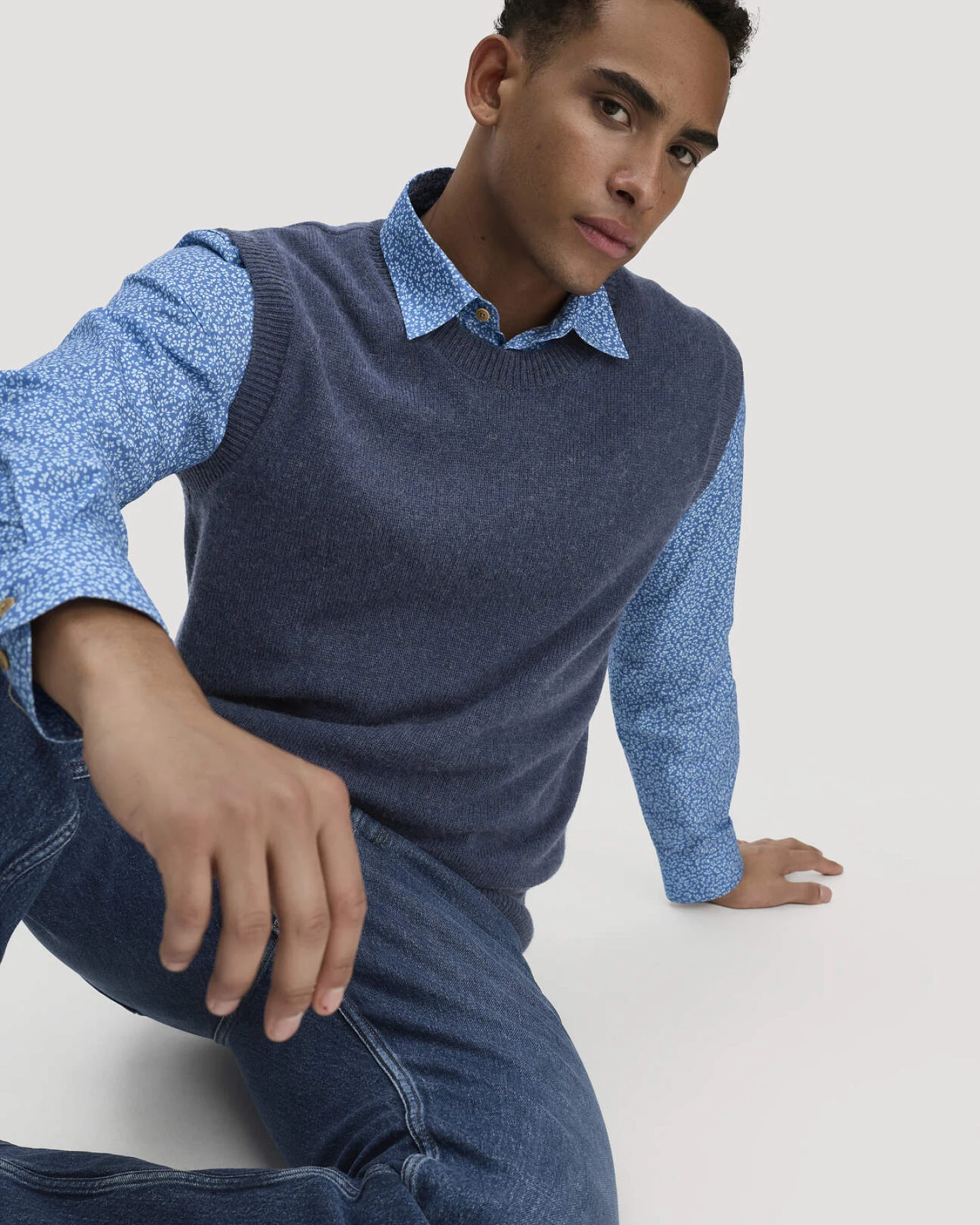 hessnatur Herren Strick Pullunder Regular aus Bio-Merinowolle mit Bio-Baumwolle - blau - Größe L – Ansicht 4