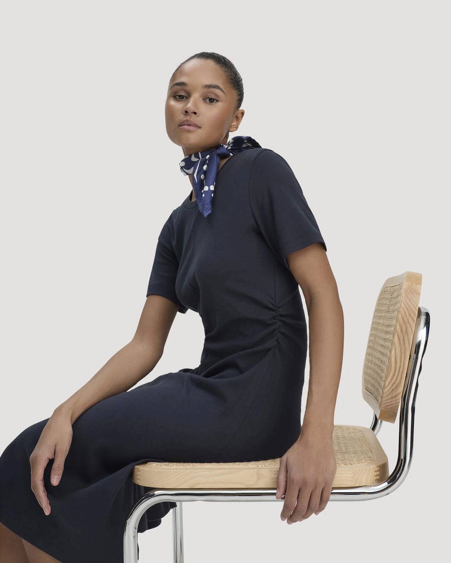 hessnatur Damen Jersey Kleid Kniebedeckend Slim aus Bio-Baumwolle - blau - Größe 36 – Ansicht 4