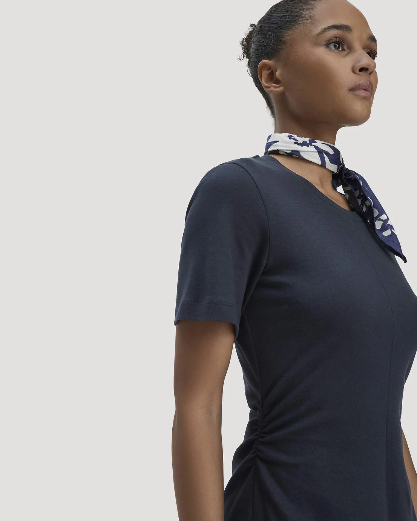 hessnatur Damen Jersey Kleid Kniebedeckend Slim aus Bio-Baumwolle - blau - Größe 44 – Ansicht 3