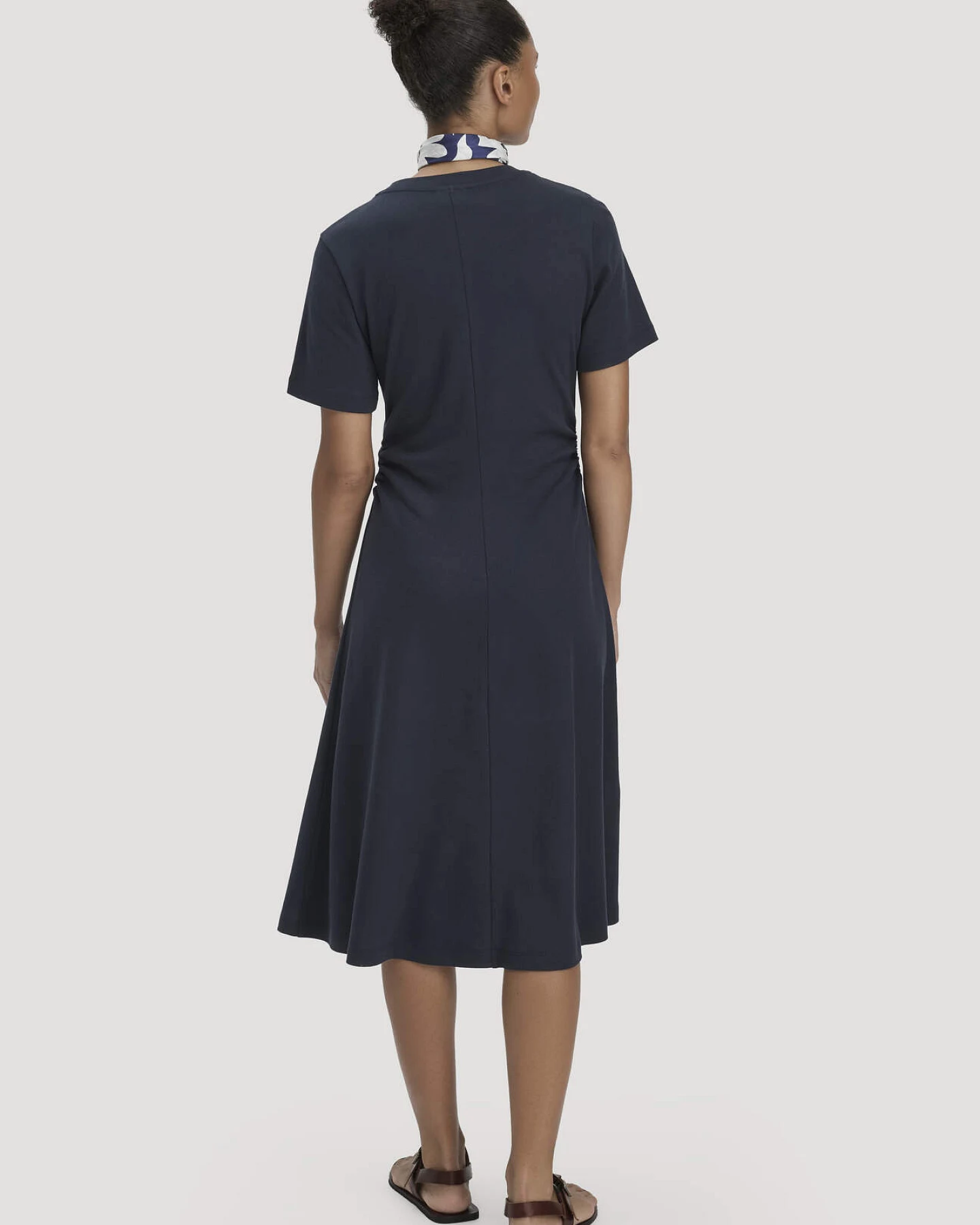 hessnatur Damen Jersey Kleid Kniebedeckend Slim aus Bio-Baumwolle - blau - Größe 46 – Ansicht 2