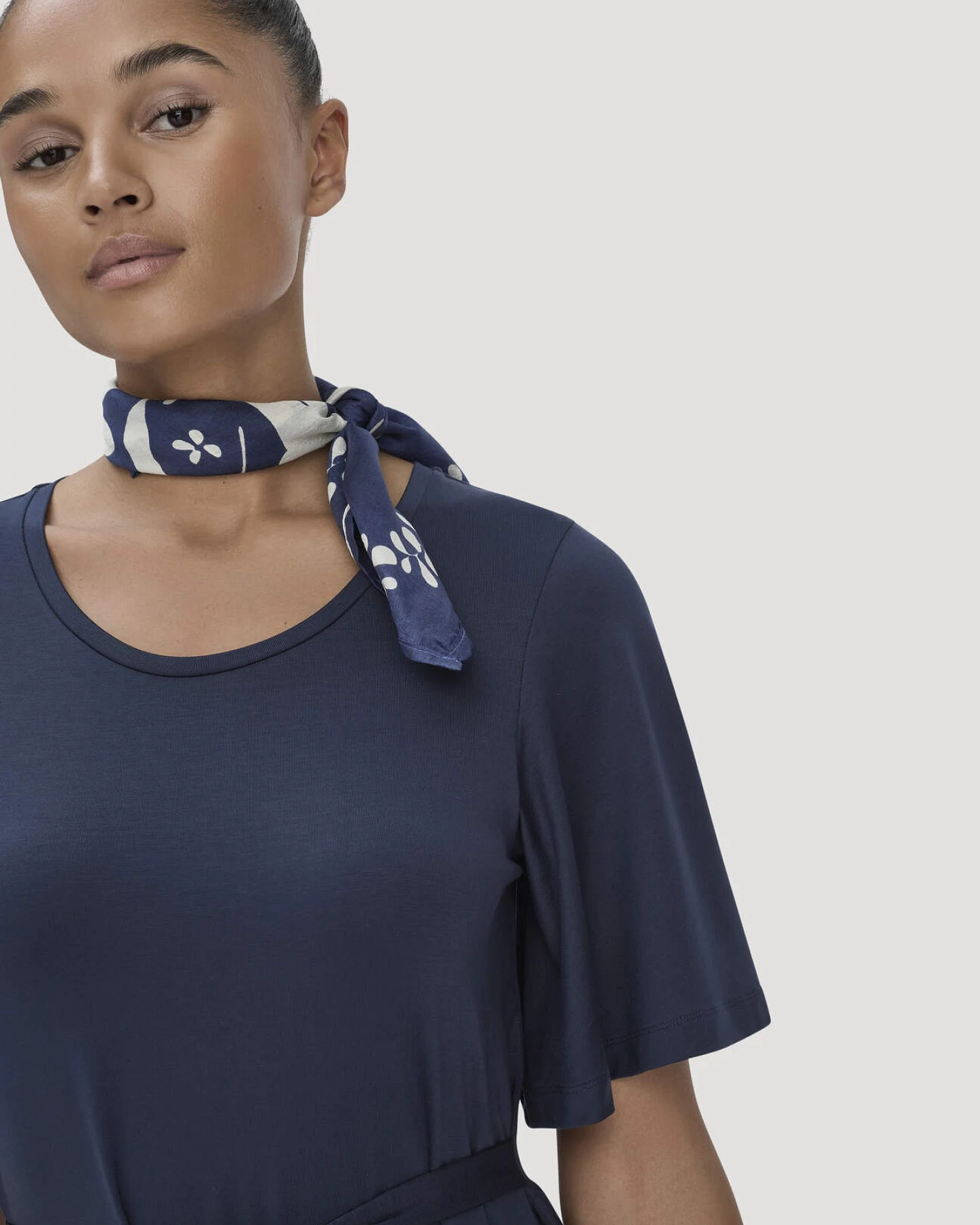 hessnatur Damen Jersey Kleid Kniebedeckend Slim aus TENCEL™ Lyocell - blau - Größe 36 – Ansicht 3
