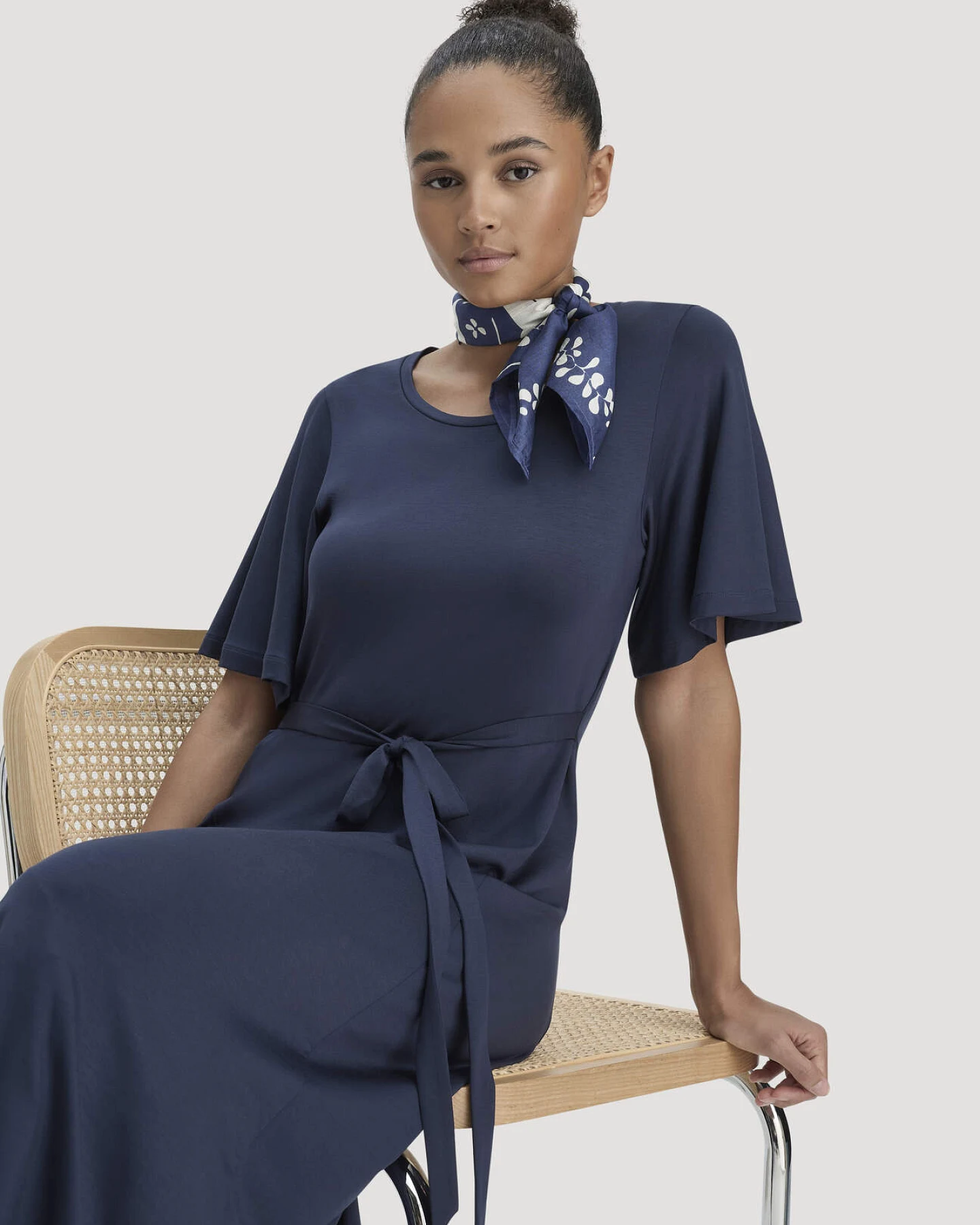 hessnatur Damen Jersey Kleid Kniebedeckend Slim aus TENCEL™ Lyocell - blau - Größe 36 – Ansicht 4