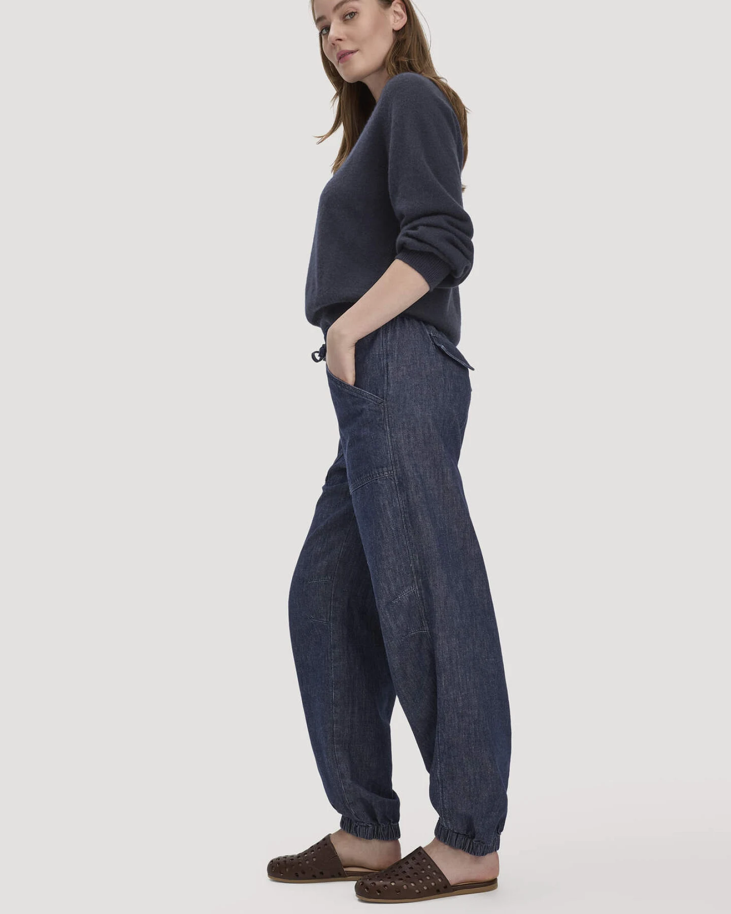 hessnatur Damen Jeans Soft Utility aus Bio-Denim mit Kapok - blau - Größe 46 – Ansicht 4