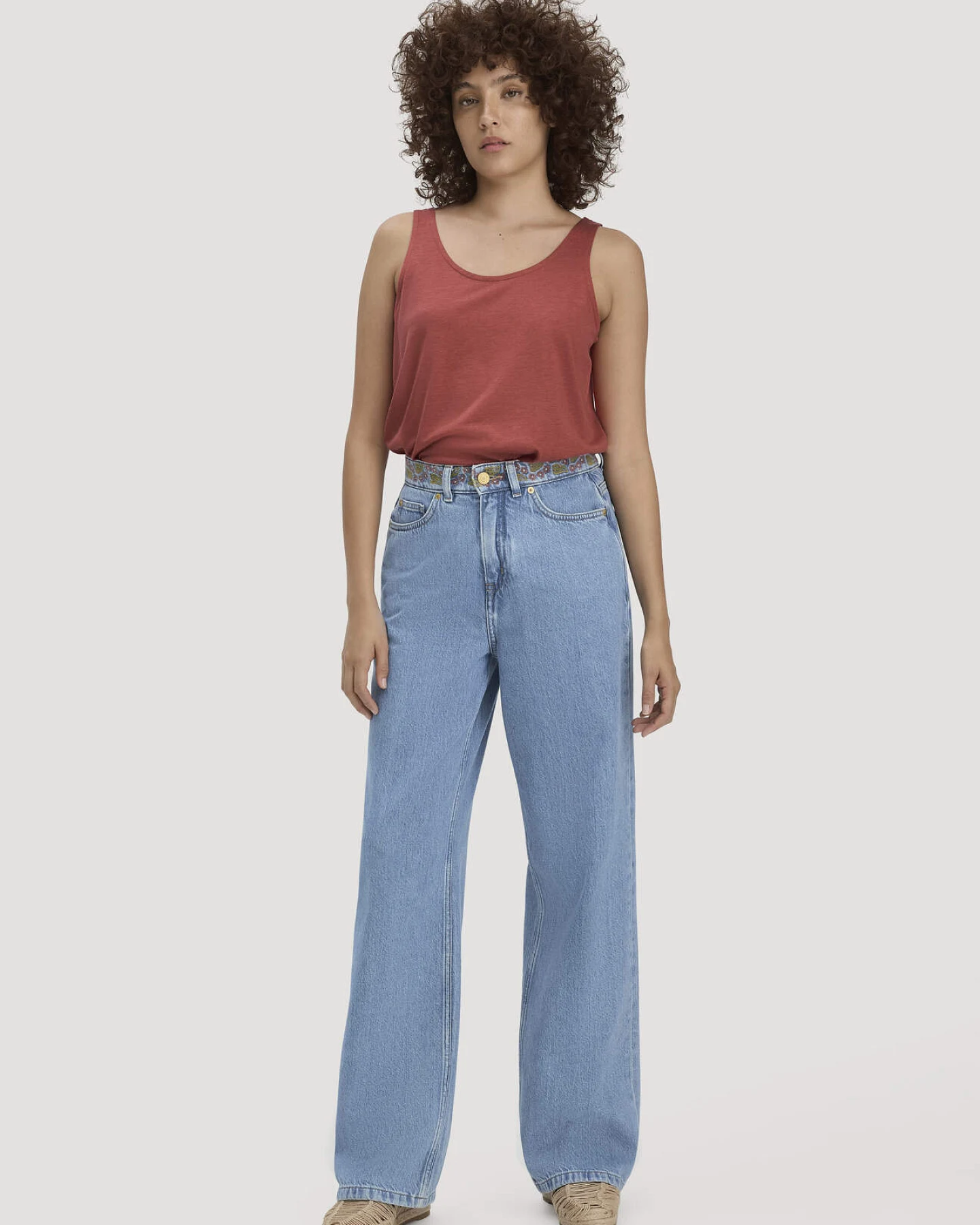hessnatur Damen Jersey Top Relaxed aus TENCEL™ Lyocell mit Bio-Baumwolle - braun - Größe 34 – Ansicht 2