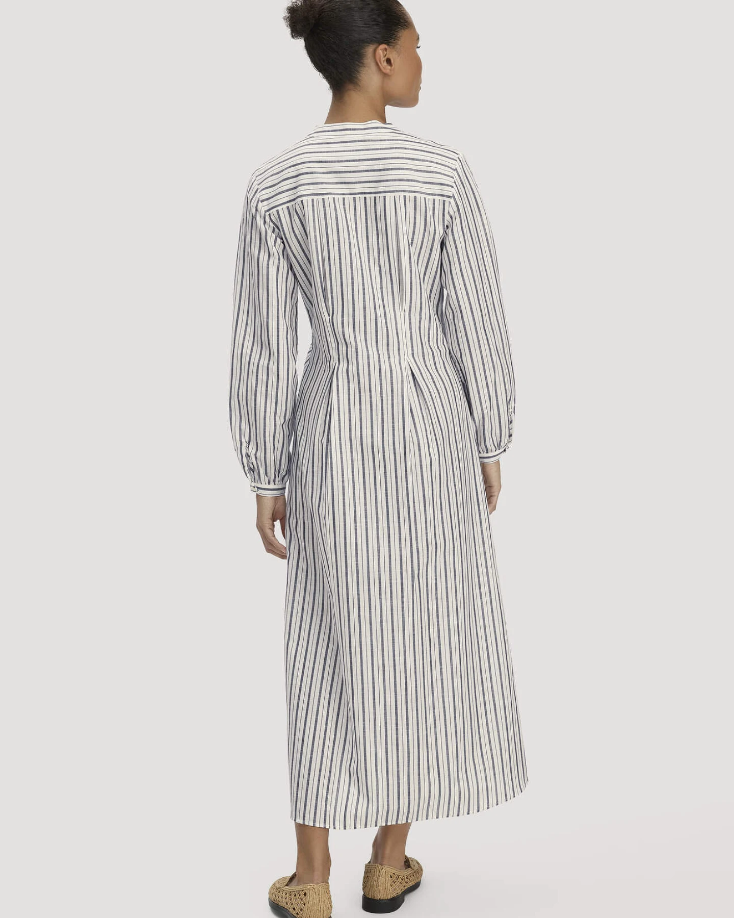 hessnatur Damen Hemdblusenkleid mit Taillierung Maxi aus Bio-Baumwolle mit Leinen - weiß - Größe 44 – Ansicht 2