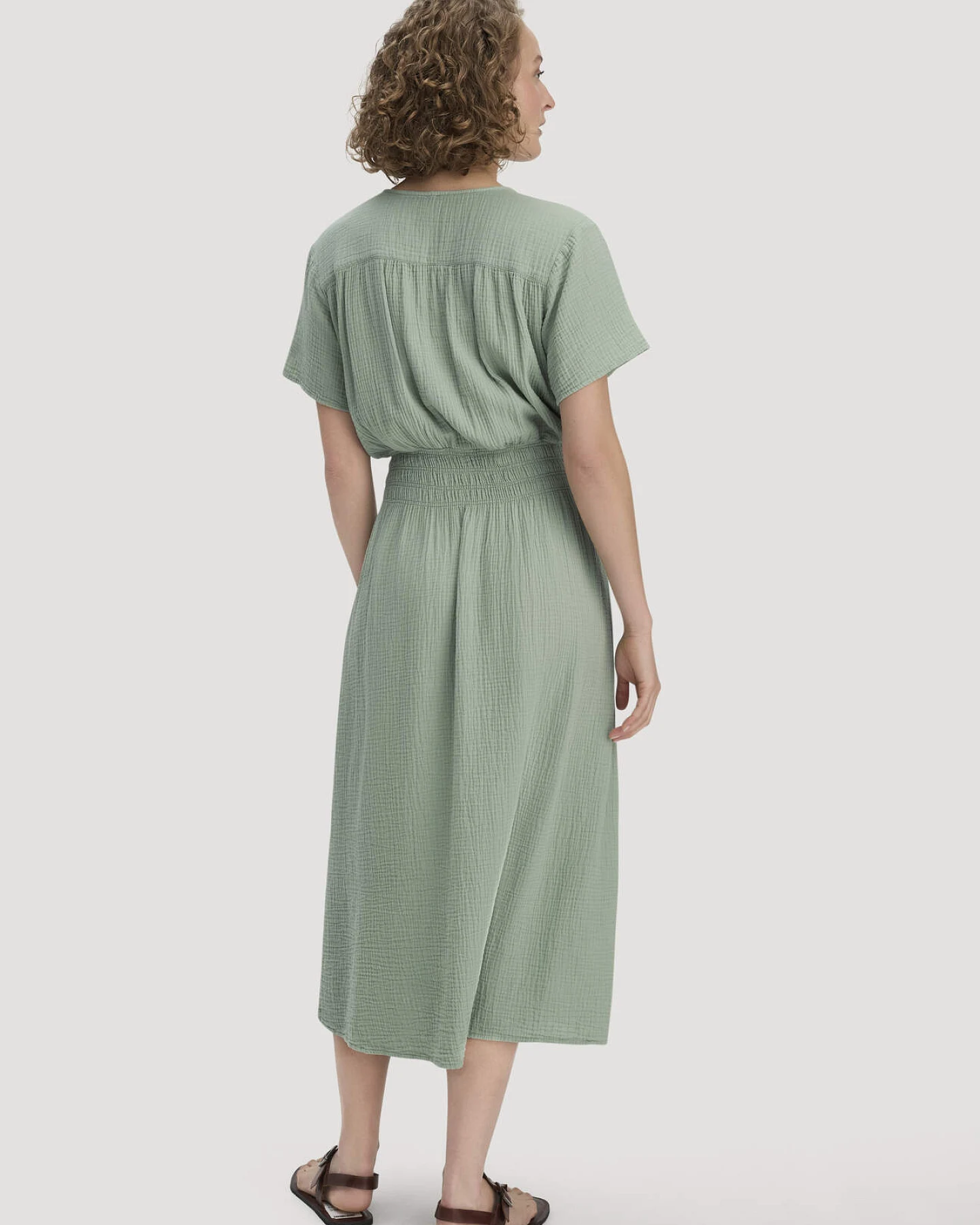 hessnatur Damen Musselin Kleid mit Taillierung Midi aus Bio-Baumwolle - grün - Größe 46 – Ansicht 2