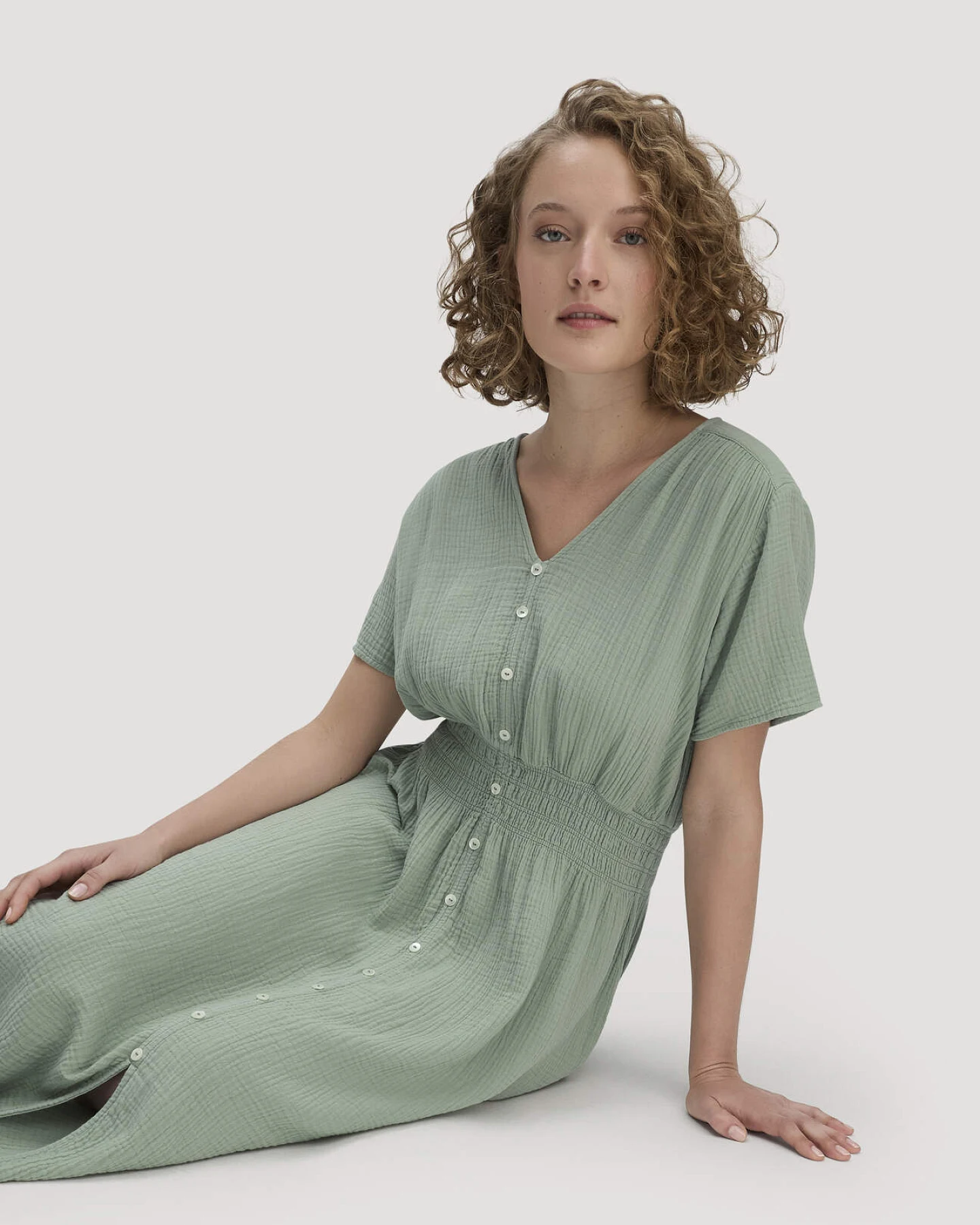 hessnatur Damen Musselin Kleid mit Taillierung Midi aus Bio-Baumwolle - grün - Größe 46 – Ansicht 4