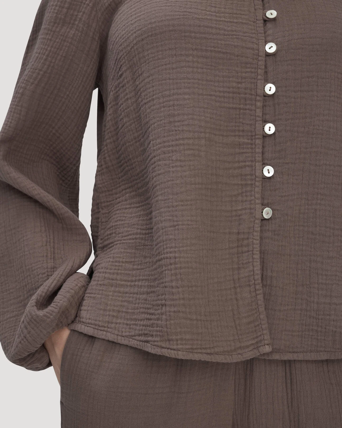 hessnatur Damen Musselin Bluse Relaxed aus Bio-Baumwolle - braun - Größe 38 – Ansicht 4