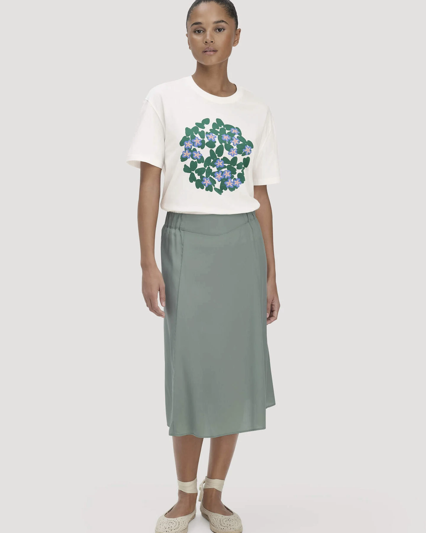 hessnatur Damen Print T-Shirt Oversize LIV LEE aus Bio-Baumwolle - grün - Größe XL – Ansicht 2