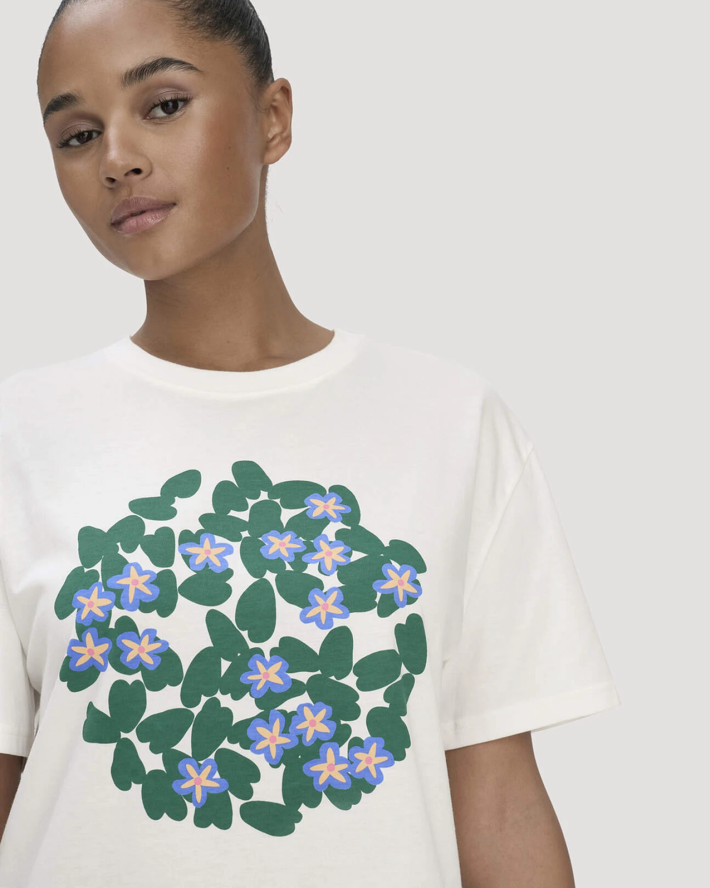 hessnatur Damen Print T-Shirt Oversize LIV LEE aus Bio-Baumwolle - grün - Größe XL – Ansicht 4