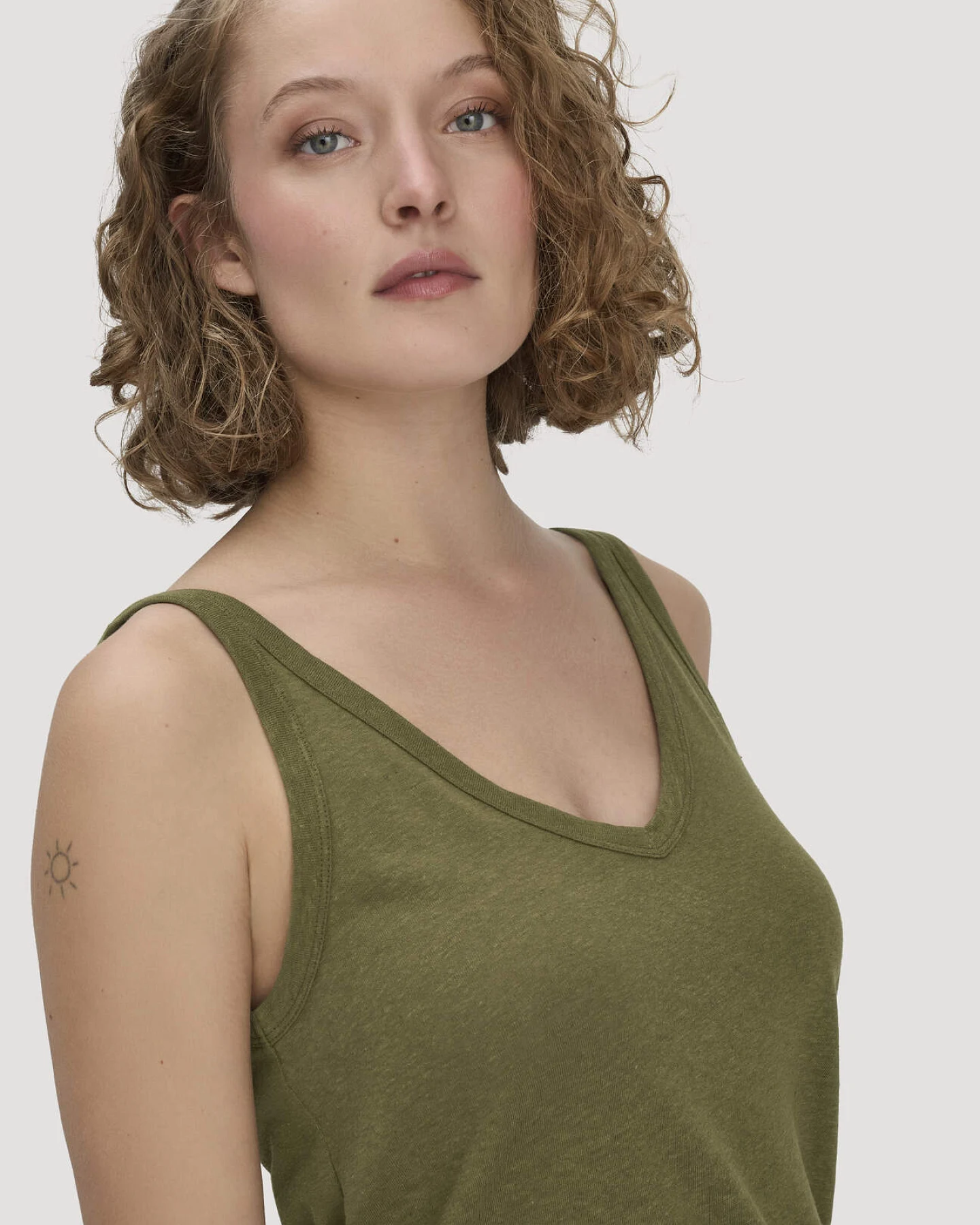hessnatur Damen Jersey Top Regular aus Leinen und Bio-Baumwolle - grün - Größe 34 – Ansicht 4