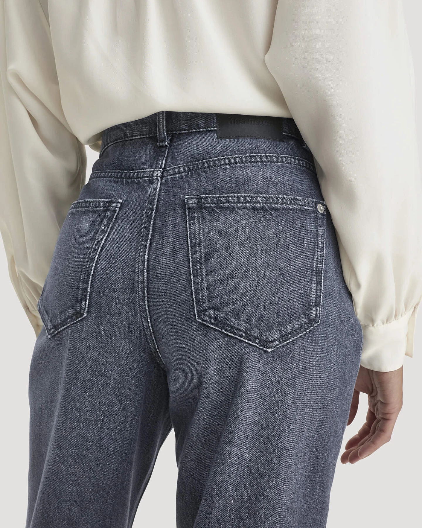 hessnatur Damen Jeans GIERA Straight Relaxed aus Bio-Baumwolle mit recycelter Baumwolle - blau - Größe 28/34 – Ansicht 3