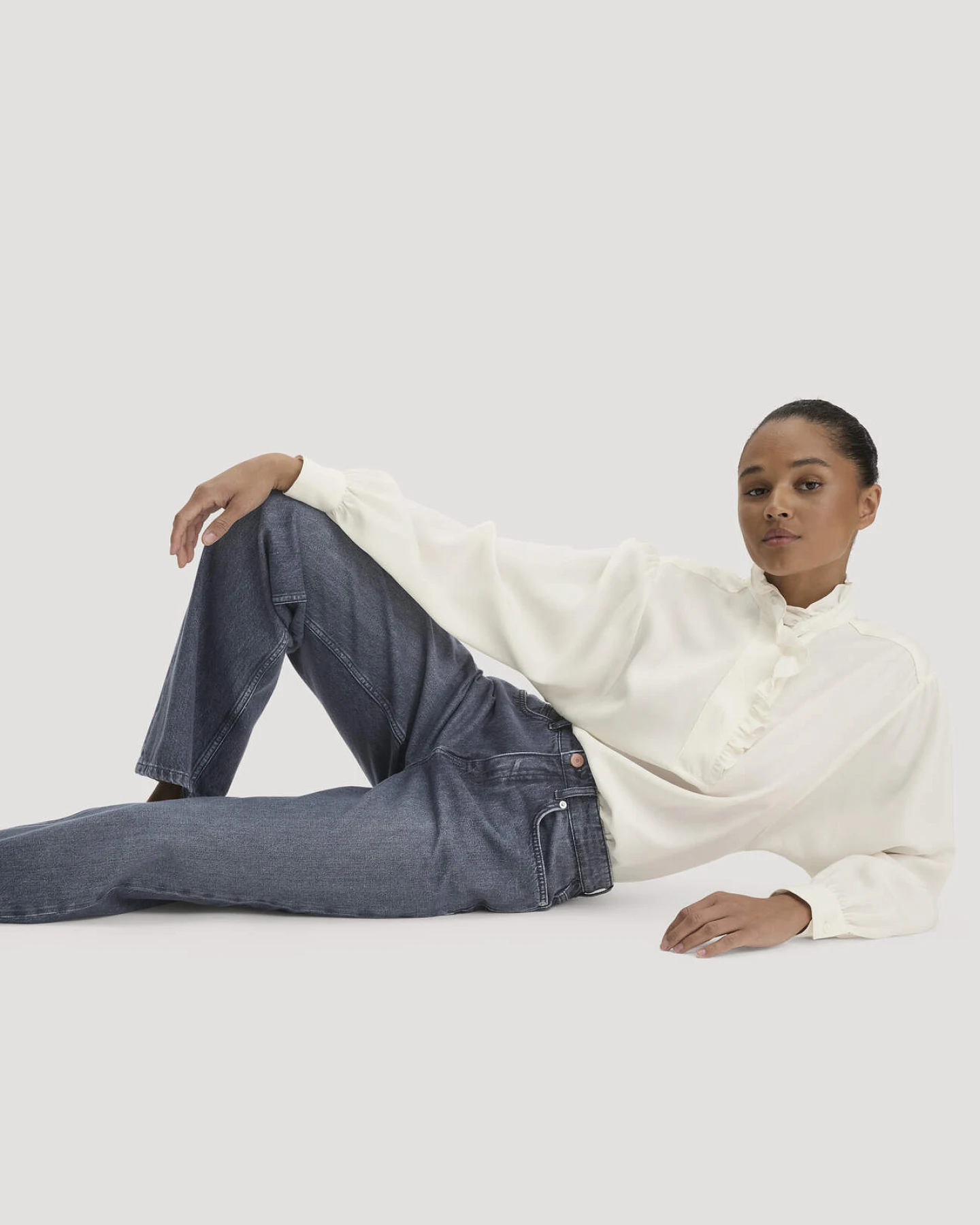hessnatur Damen Jeans GIERA Straight Relaxed aus Bio-Baumwolle mit recycelter Baumwolle - blau - Größe 30/34 – Ansicht 4