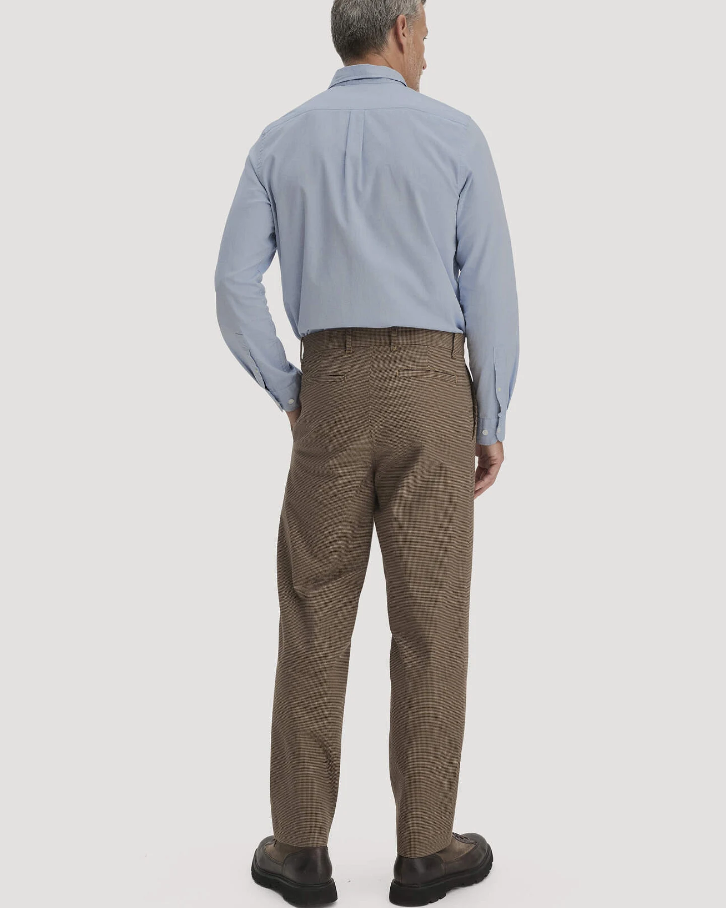 hessnatur Herren Chino RON Relaxed aus Bio-Baumwolle - braun - Größe 36/34 – Ansicht 2