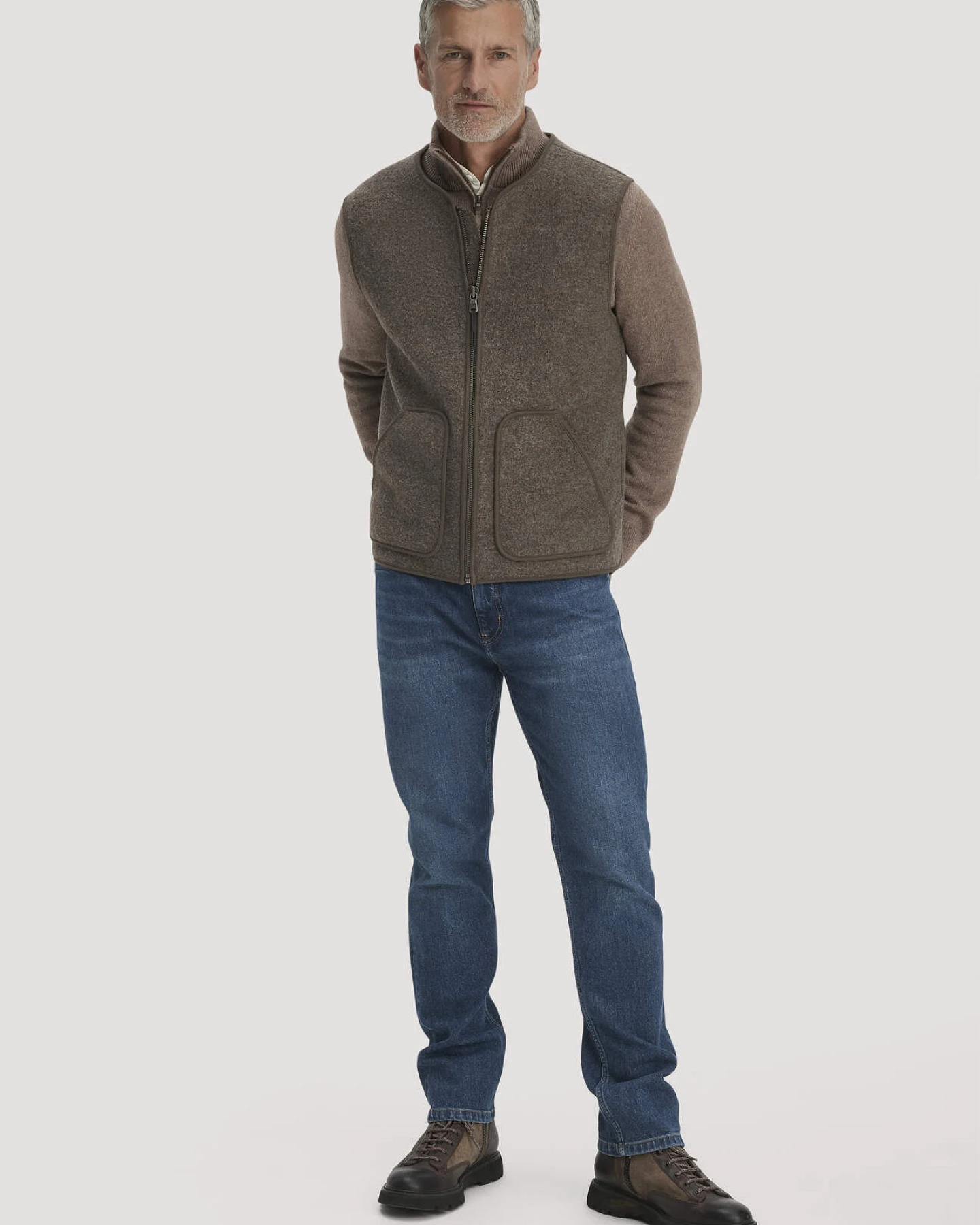 hessnatur Herren Walk Weste Regular aus Bio-Merinowolle - braun - Größe 48 – Ansicht 2