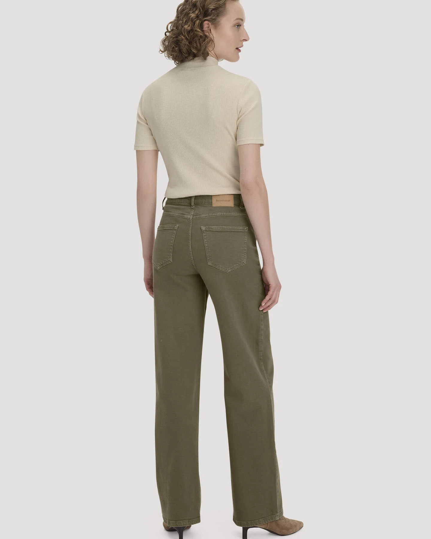 hessnatur Damen Jeans ALVA Wide Leg GARMENT DYE aus Bio-Baumwolle mit recycelter Baumwolle - grün - Größe 29/32 – Ansicht 2